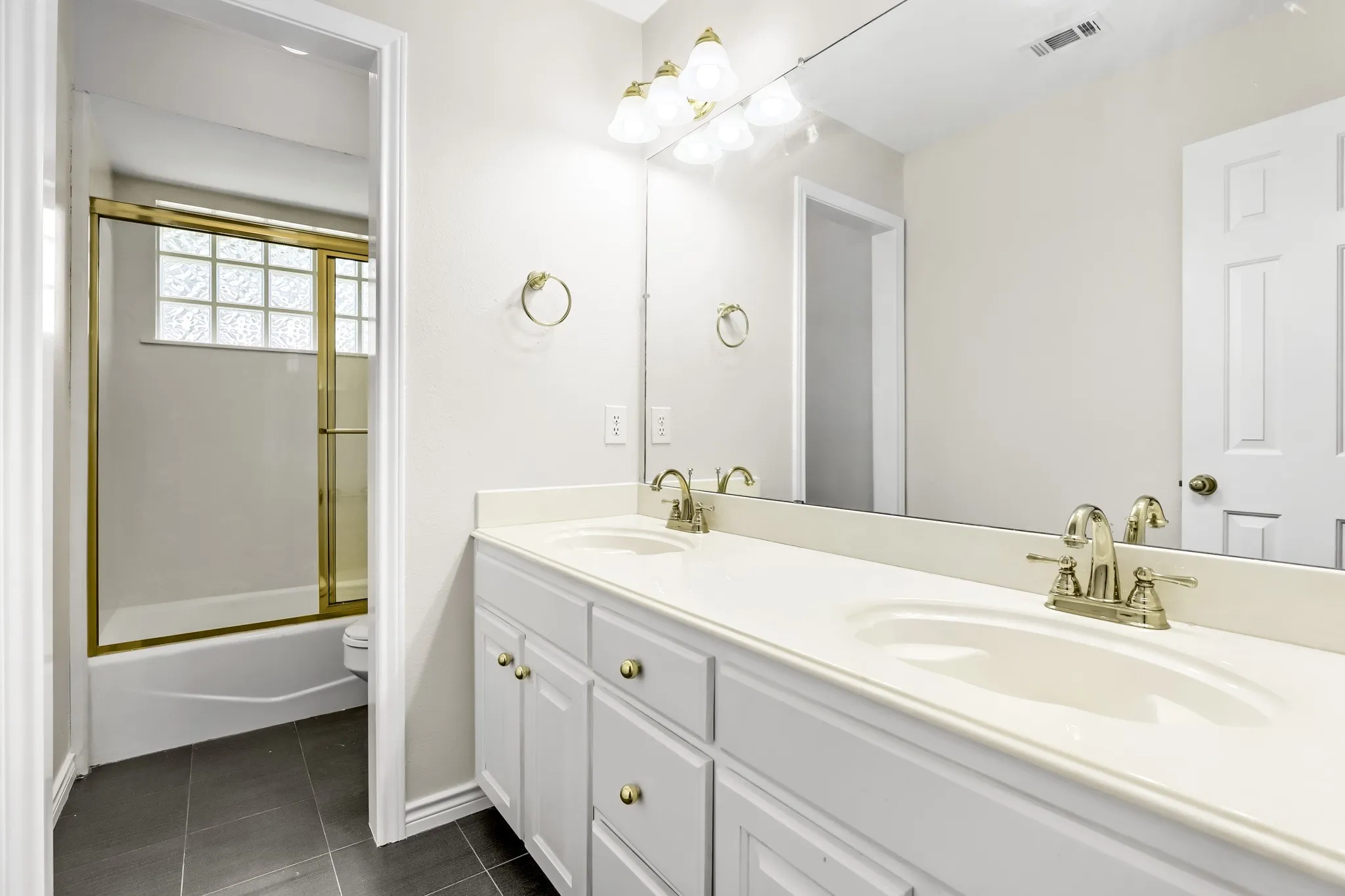 Single Family Residence For Sale in Dallas County , 1522 Bonanza Court, Sachse, Texas 75048, 3 Bedroom, 3 Bathroom, 2 Garage spaces, 2,244 Sqft, built in 1992, mls#21346784, Real Estate Agent in Sachse, Homes For Sale in Dallas county, Homes For Sale in Sachse, Realtor in Sachse Texas, Real Estate Brokerage Independent Realty Texas, Luminita Cordes Realtor