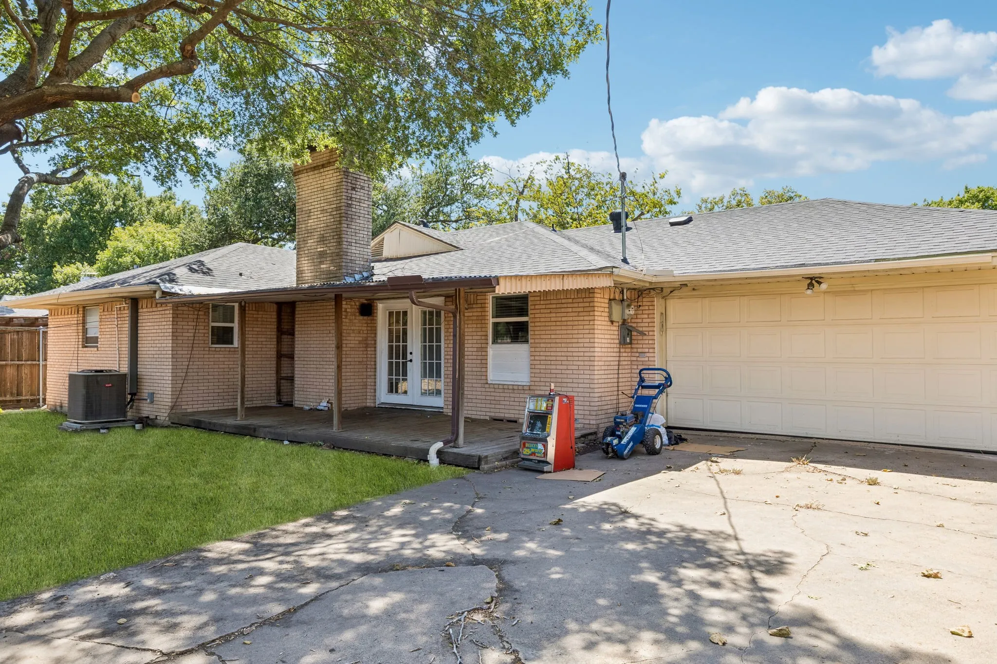 Single Family Residence For Sale in Dallas County , 104 N Weatherred Drive, Richardson, Texas 75080, 3 Bedroom, 2 Bathroom, 2 Garage spaces, 1,492 Sqft, built in 1958, mls#21344440, Real Estate Agent in Richardson, Homes For Sale in Dallas county, Homes For Sale in Richardson, Realtor in Richardson Texas, Real Estate Brokerage Independent Realty Texas, Luminita Cordes Realtor