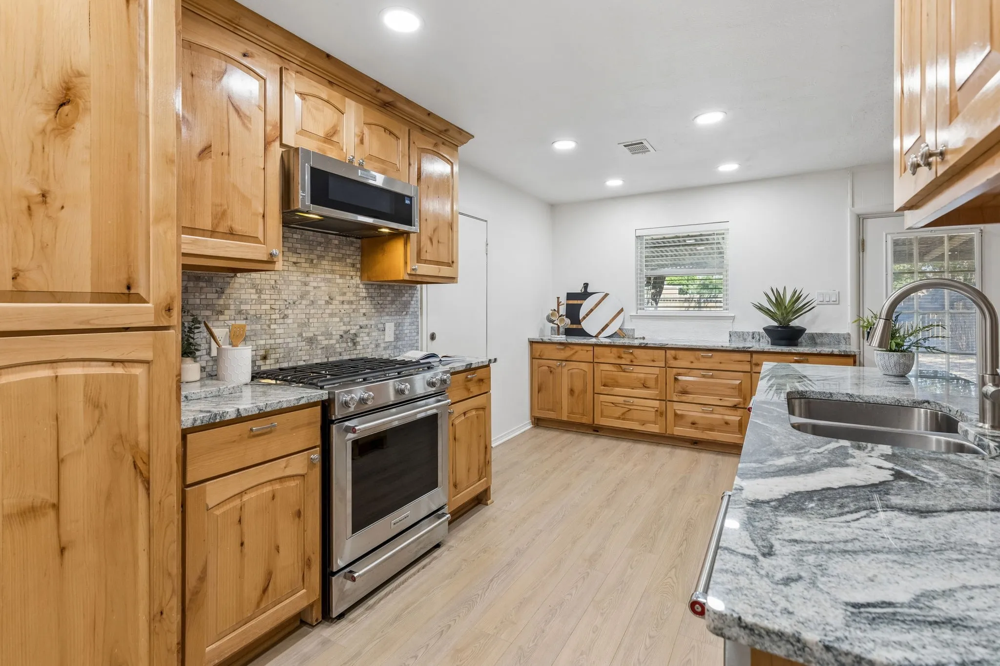 Single Family Residence For Sale in Dallas County , 104 N Weatherred Drive, Richardson, Texas 75080, 3 Bedroom, 2 Bathroom, 2 Garage spaces, 1,492 Sqft, built in 1958, mls#21344440, Real Estate Agent in Richardson, Homes For Sale in Dallas county, Homes For Sale in Richardson, Realtor in Richardson Texas, Real Estate Brokerage Independent Realty Texas, Luminita Cordes Realtor