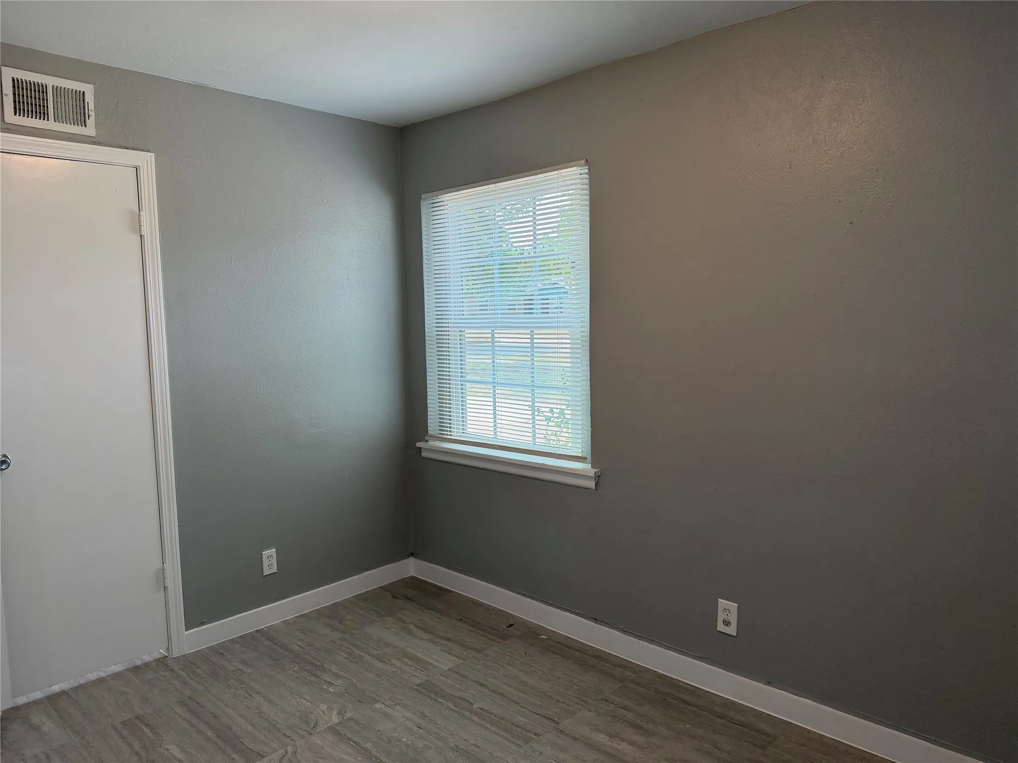 Duplex For Rent in Tarrant County , 2502 Normont Circle, Fort Worth, Texas 76103, 2 Bedroom, 1 Bathroom, 1 Garage spaces, 774 Sqft, built in 1954, mls#21355741, Real Estate Agent in Fort Worth, Homes For Rent in Tarrant county, Homes For Rent in Fort Worth, Realtor in Fort Worth Texas, Real Estate Brokerage Independent Realty Texas, Luminita Cordes Realtor