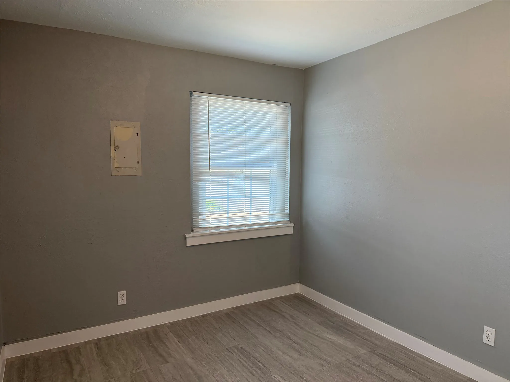 Duplex For Rent in Tarrant County , 2502 Normont Circle, Fort Worth, Texas 76103, 2 Bedroom, 1 Bathroom, 1 Garage spaces, 774 Sqft, built in 1954, mls#21355741, Real Estate Agent in Fort Worth, Homes For Rent in Tarrant county, Homes For Rent in Fort Worth, Realtor in Fort Worth Texas, Real Estate Brokerage Independent Realty Texas, Luminita Cordes Realtor