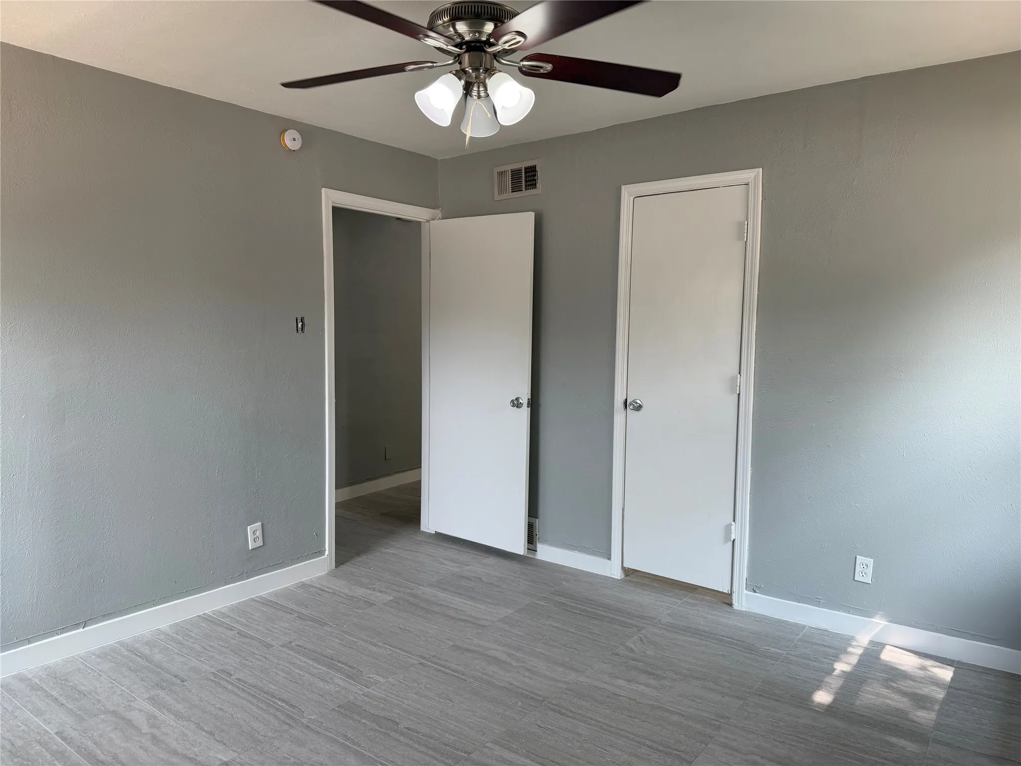 Duplex For Rent in Tarrant County , 2502 Normont Circle, Fort Worth, Texas 76103, 2 Bedroom, 1 Bathroom, 1 Garage spaces, 774 Sqft, built in 1954, mls#21355741, Real Estate Agent in Fort Worth, Homes For Rent in Tarrant county, Homes For Rent in Fort Worth, Realtor in Fort Worth Texas, Real Estate Brokerage Independent Realty Texas, Luminita Cordes Realtor