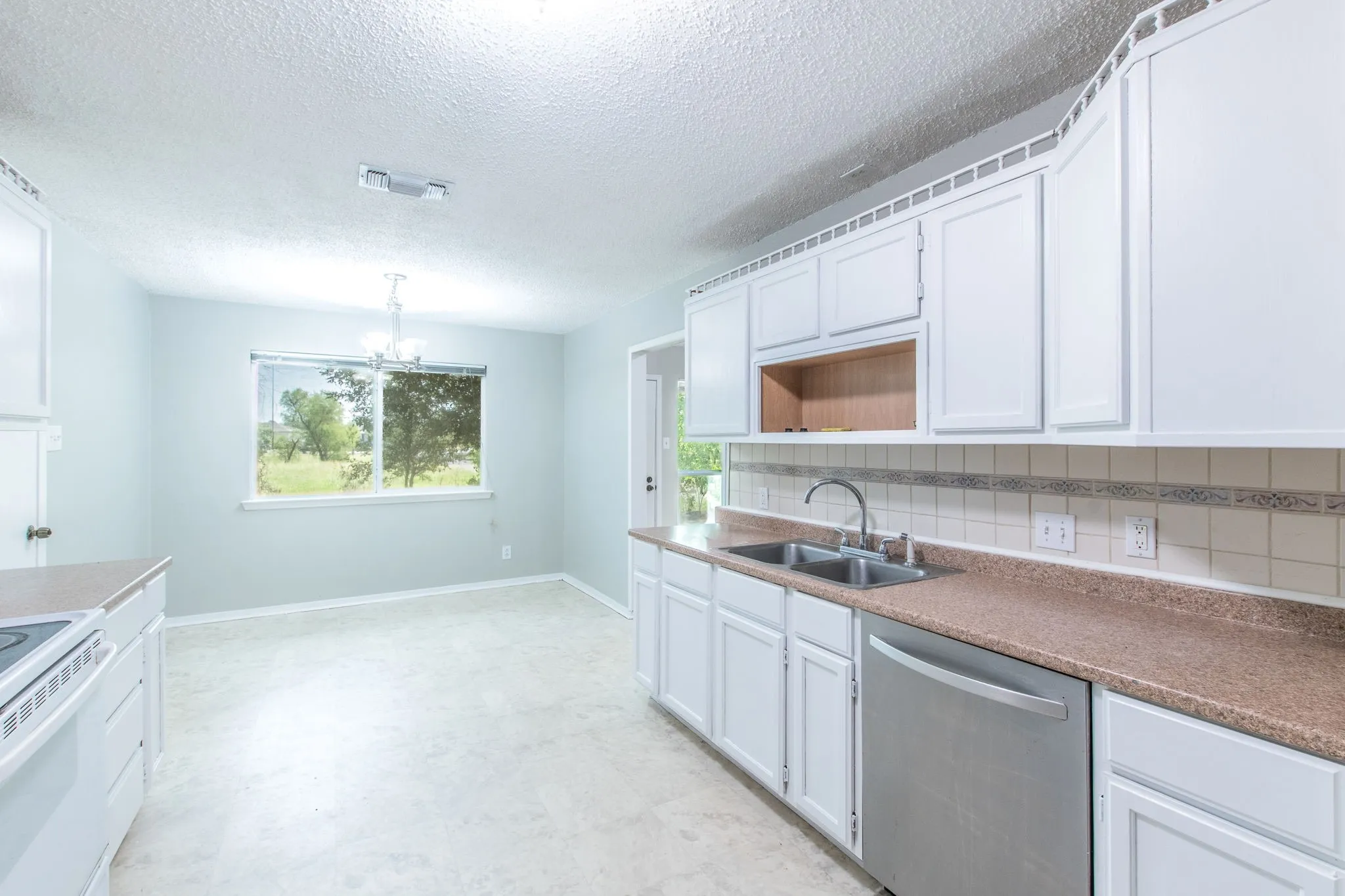 Single Family Residence For Sale in Bell County , 2911 Persimmon Drive, Killeen, Texas 76543, 3 Bedroom, 2 Bathroom, 2 Garage spaces, 2,599 Sqft, built in 1979, mls#21355023, Real Estate Agent in Killeen, Homes For Sale in Bell county, Homes For Sale in Killeen, Realtor in Killeen Texas, Real Estate Brokerage Independent Realty Texas, Luminita Cordes Realtor