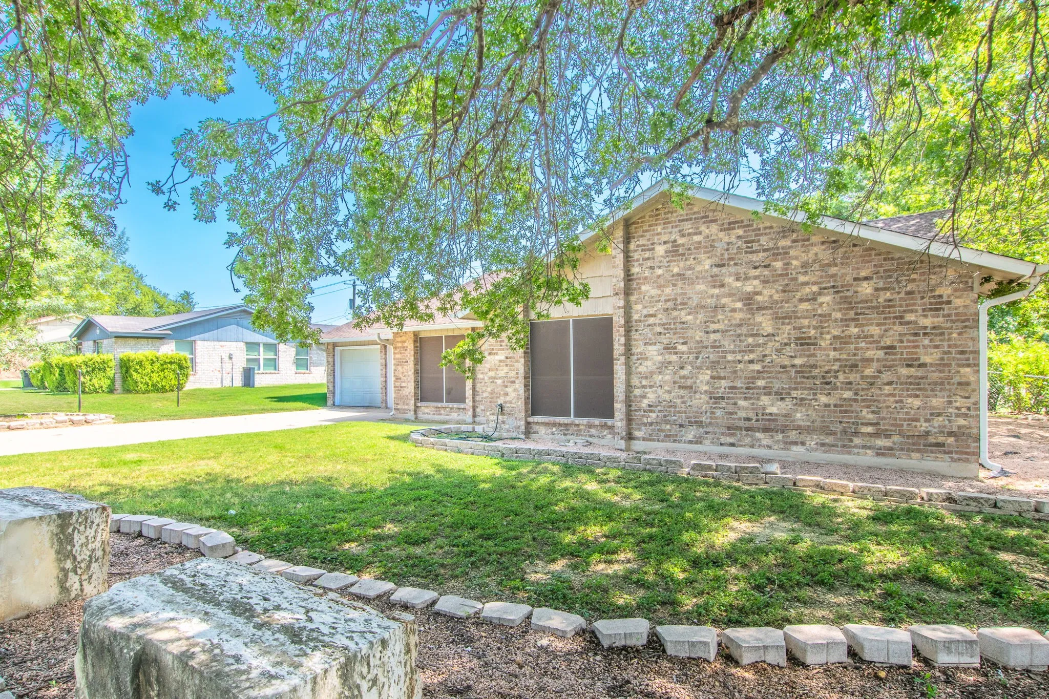 Single Family Residence For Sale in Bell County , 2911 Persimmon Drive, Killeen, Texas 76543, 3 Bedroom, 2 Bathroom, 2 Garage spaces, 2,599 Sqft, built in 1979, mls#21355023, Real Estate Agent in Killeen, Homes For Sale in Bell county, Homes For Sale in Killeen, Realtor in Killeen Texas, Real Estate Brokerage Independent Realty Texas, Luminita Cordes Realtor