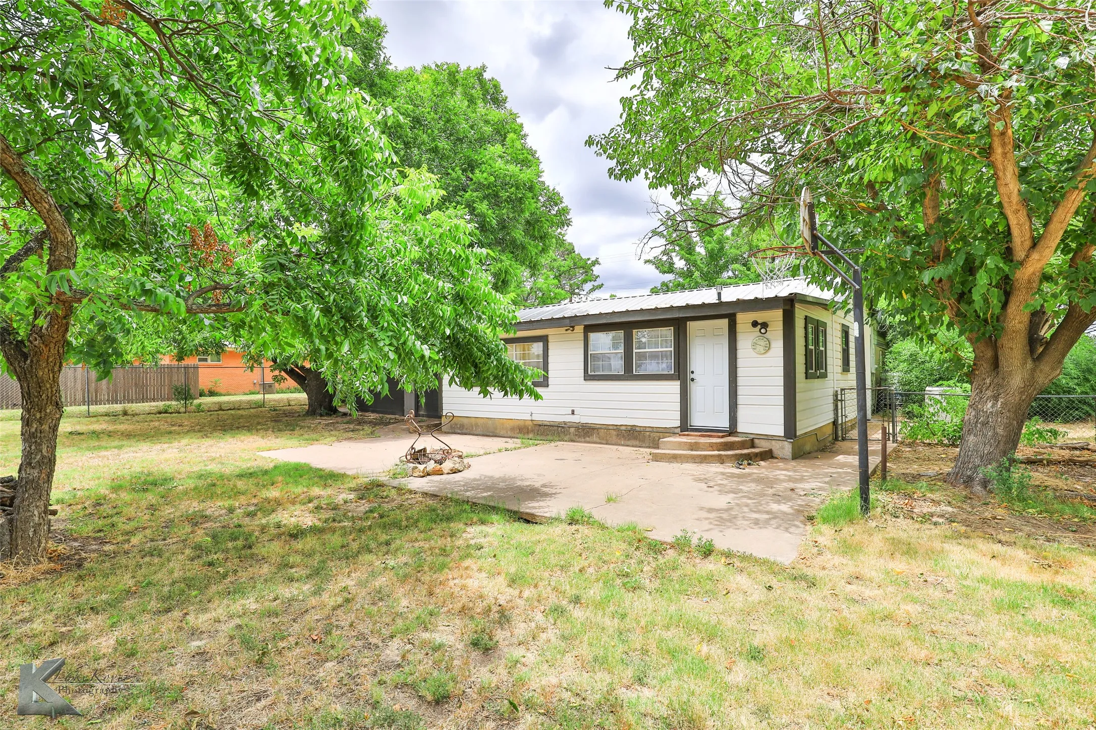 Single Family Residence For Rent in Callahan County , 609 Sunset Drive, Clyde, Texas 79510, 3 Bedroom, 2 Bathroom, Garage spaces, 1,444 Sqft, built in 1952, mls#21355747, Real Estate Agent in Clyde, Homes For Rent in Callahan county, Homes For Rent in Clyde, Realtor in Clyde Texas, Real Estate Brokerage Independent Realty Texas, Luminita Cordes Realtor
