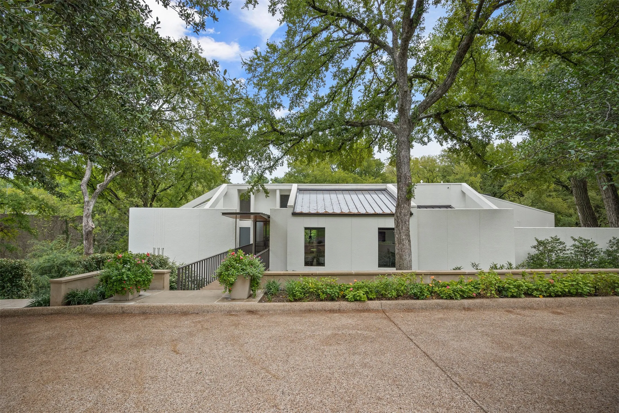 Single Family Residence For Sale in Tarrant County , 2103 Indian Creek Drive, Westover Hills, Texas 76107, 3 Bedroom, 6 Bathroom, 2 Garage spaces, 6,290 Sqft, built in 1977, mls#21355752, Real Estate Agent in Westover Hills, Homes For Sale in Tarrant county, Homes For Sale in Westover Hills, Realtor in Westover Hills Texas, Real Estate Brokerage Independent Realty Texas, Luminita Cordes Realtor