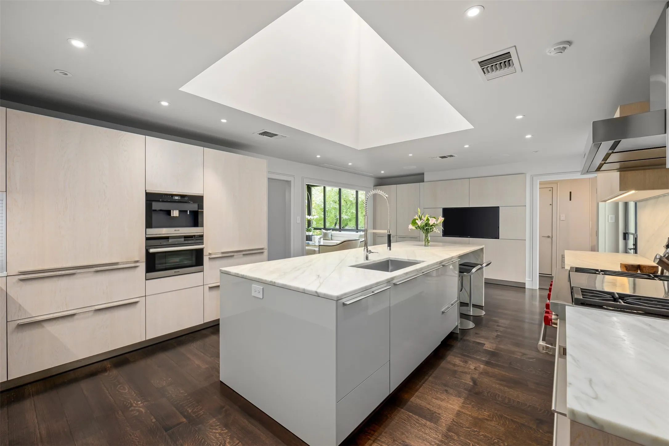 Single Family Residence For Sale in Tarrant County , 2103 Indian Creek Drive, Westover Hills, Texas 76107, 3 Bedroom, 6 Bathroom, 2 Garage spaces, 6,290 Sqft, built in 1977, mls#21355752, Real Estate Agent in Westover Hills, Homes For Sale in Tarrant county, Homes For Sale in Westover Hills, Realtor in Westover Hills Texas, Real Estate Brokerage Independent Realty Texas, Luminita Cordes Realtor