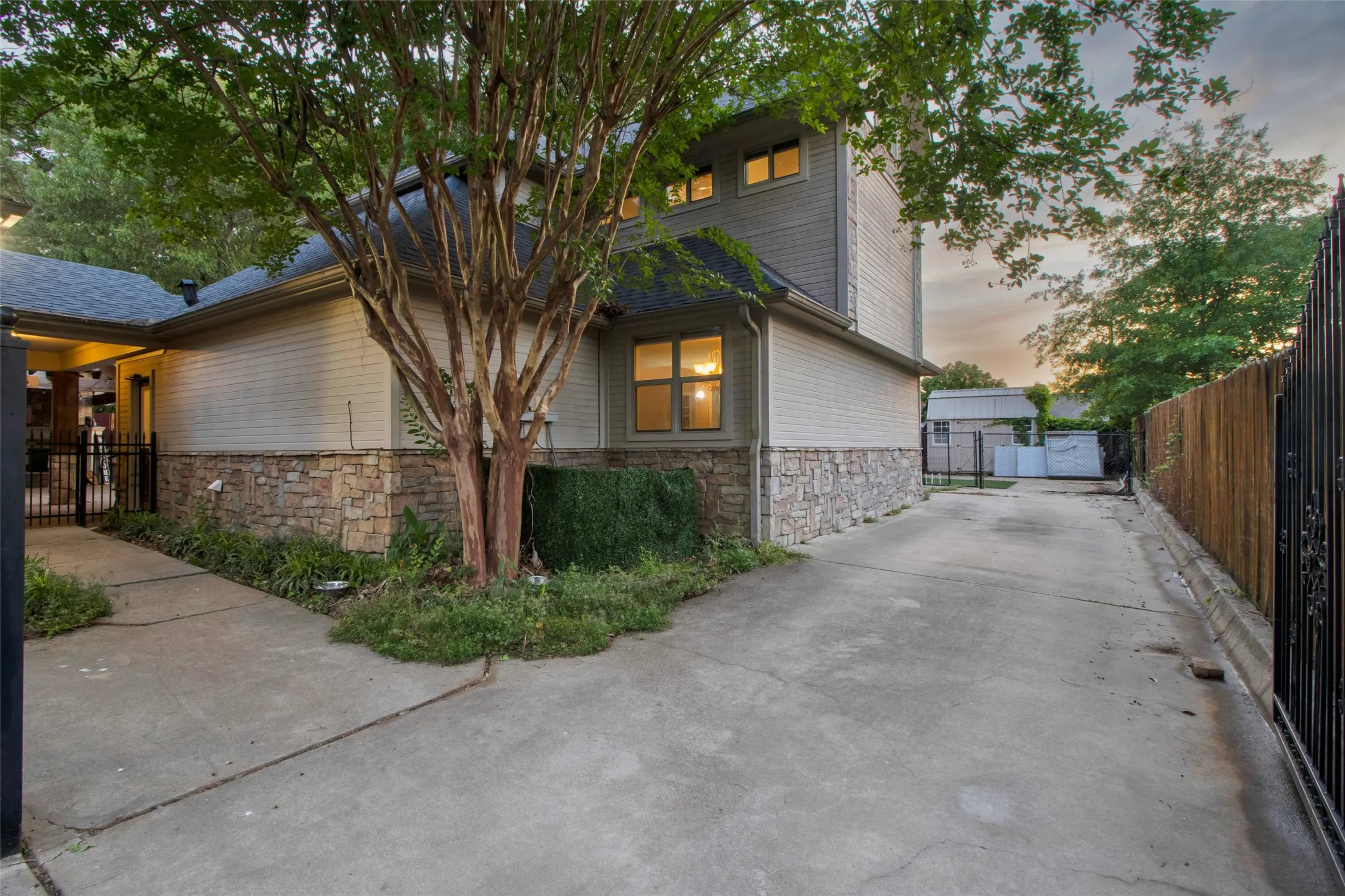 Single Family Residence For Sale in Gregg County , 3815 Holly Ridge Drive, Longview, Texas 75605, 7 Bedroom, 5 Bathroom, 2 Garage spaces, 5,997 Sqft, built in 1996, Price $1,040,000, mls#21349698, Real Estate Agent in Longview, Homes For Sale in Gregg county, Homes For Sale in Longview, Realtor in Longview Texas, Real Estate Brokerage Independent Realty Texas, Luminita Cordes Realtor