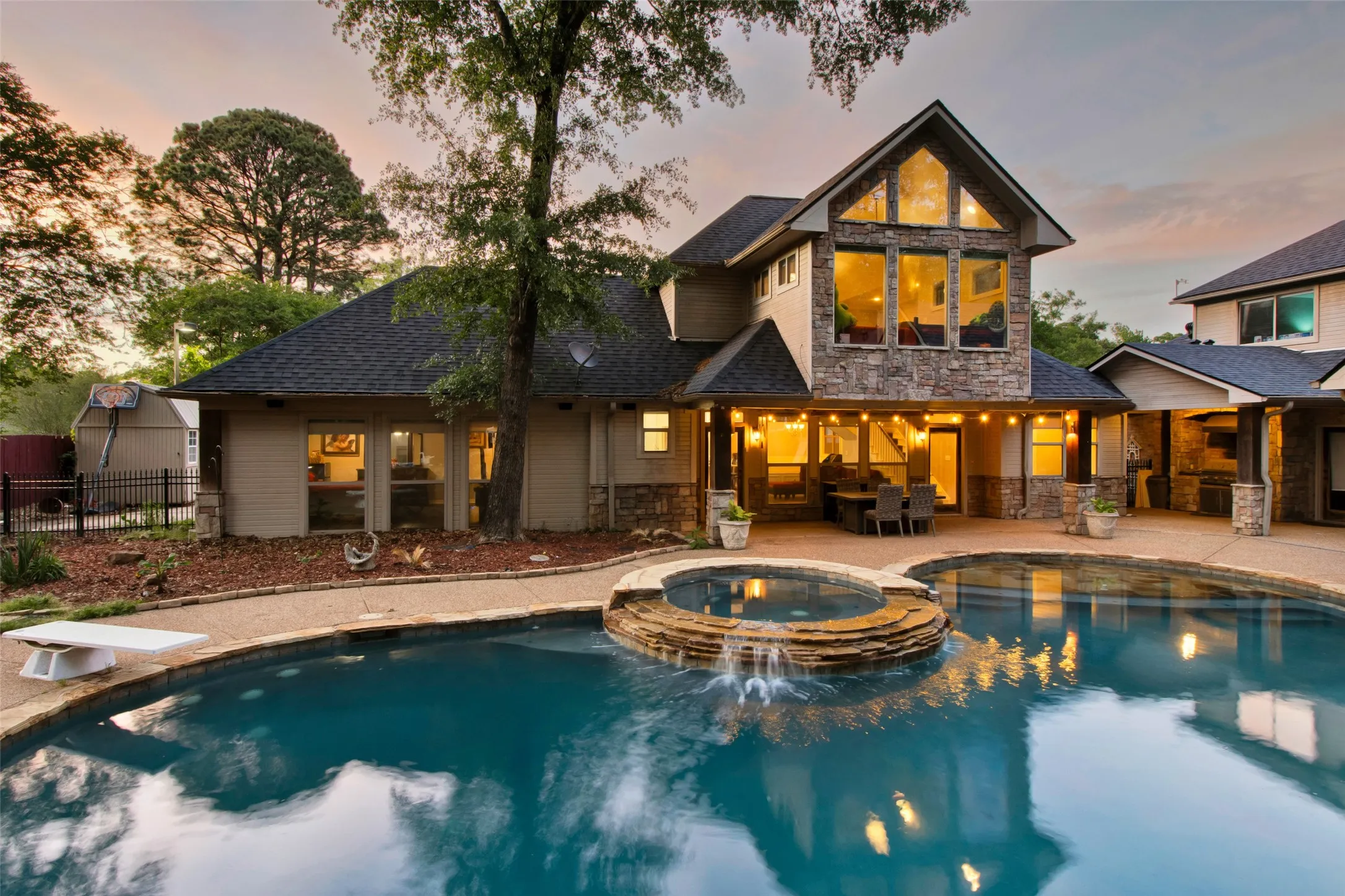 Single Family Residence For Sale in Gregg County , 3815 Holly Ridge Drive, Longview, Texas 75605, 7 Bedroom, 5 Bathroom, 2 Garage spaces, 5,997 Sqft, built in 1996, Price $1,040,000, mls#21349698, Real Estate Agent in Longview, Homes For Sale in Gregg county, Homes For Sale in Longview, Realtor in Longview Texas, Real Estate Brokerage Independent Realty Texas, Luminita Cordes Realtor