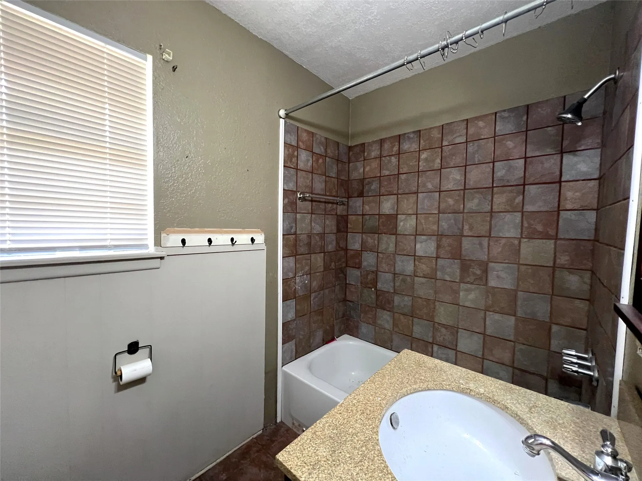 Single Family Residence For Sale in Clay County , 410 N Rosalee, Henrietta, Texas 76365, 4 Bedroom, 2 Bathroom, 1 Garage spaces, 1,449 Sqft, built in 1963, mls#21355759, Real Estate Agent in Henrietta, Homes For Sale in Clay county, Homes For Sale in Henrietta, Realtor in Henrietta Texas, Real Estate Brokerage Independent Realty Texas, Luminita Cordes Realtor