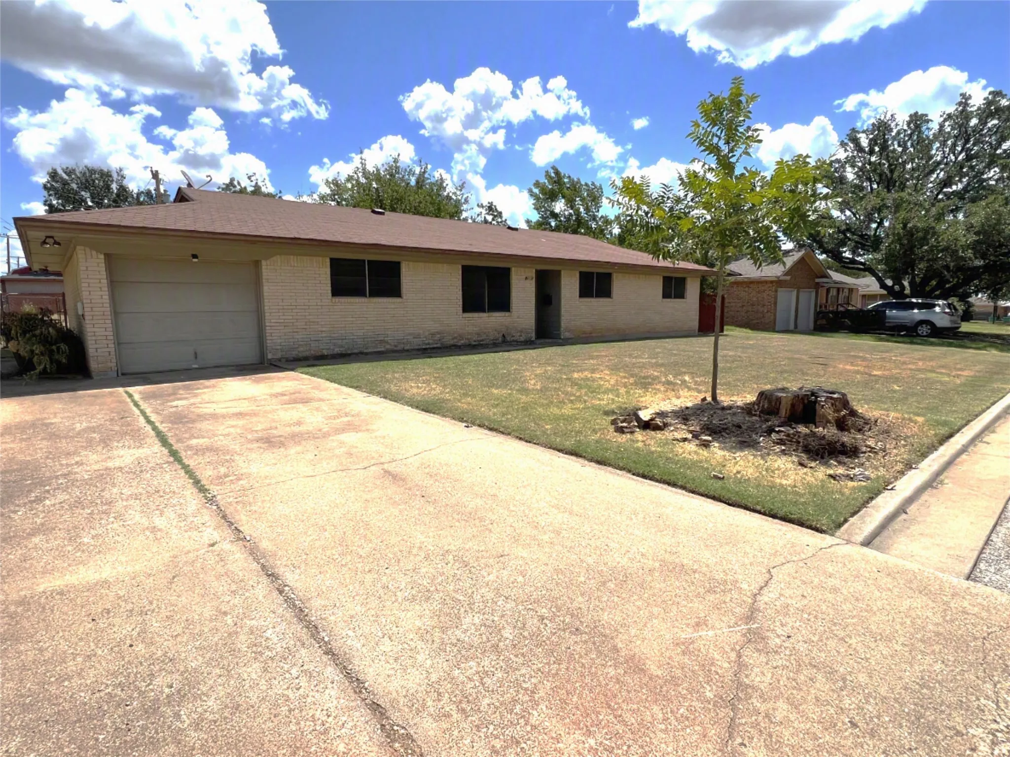 Single Family Residence For Sale in Clay County , 410 N Rosalee, Henrietta, Texas 76365, 4 Bedroom, 2 Bathroom, 1 Garage spaces, 1,449 Sqft, built in 1963, mls#21355759, Real Estate Agent in Henrietta, Homes For Sale in Clay county, Homes For Sale in Henrietta, Realtor in Henrietta Texas, Real Estate Brokerage Independent Realty Texas, Luminita Cordes Realtor