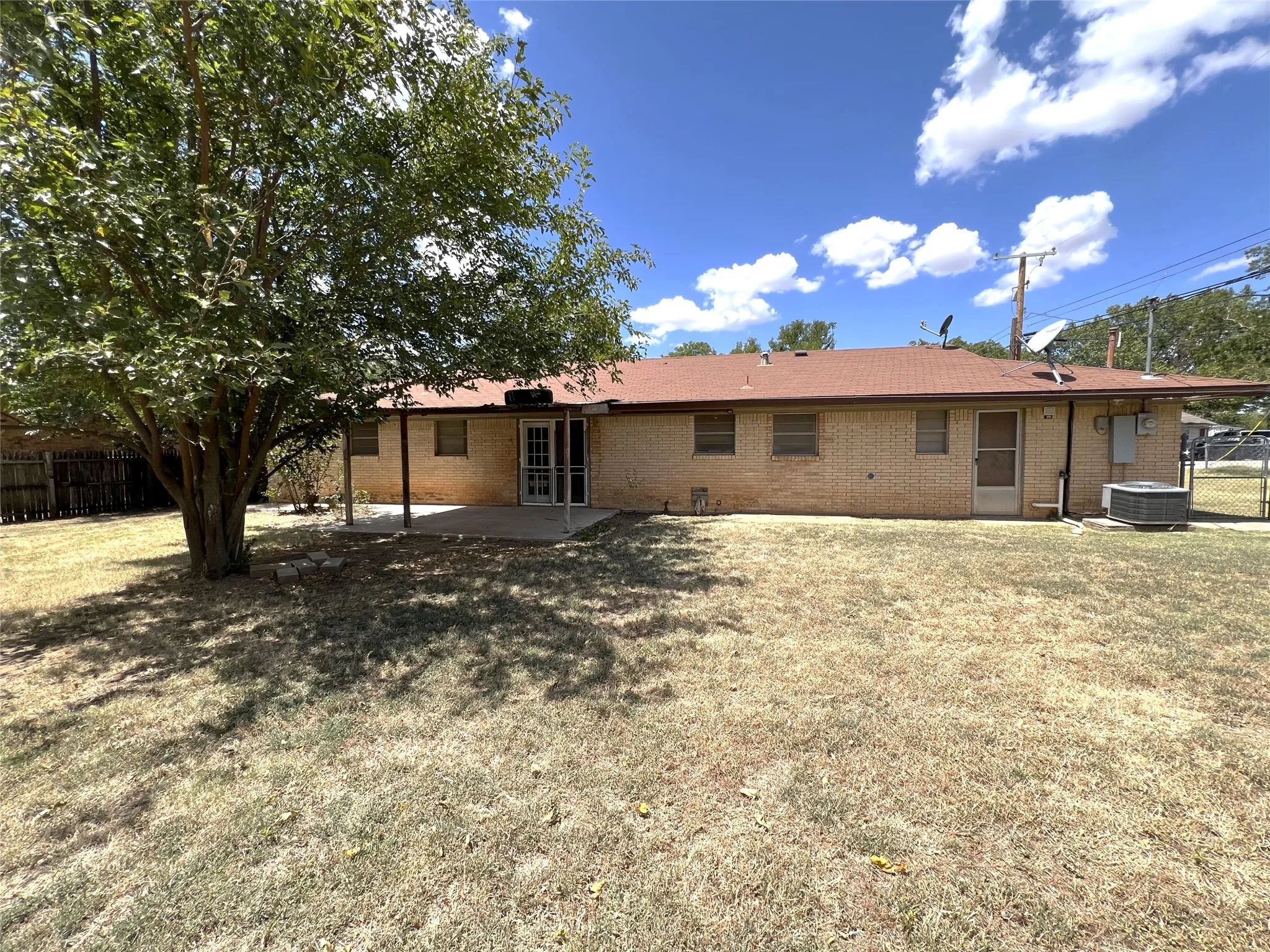 Single Family Residence For Sale in Clay County , 410 N Rosalee, Henrietta, Texas 76365, 4 Bedroom, 2 Bathroom, 1 Garage spaces, 1,449 Sqft, built in 1963, mls#21355759, Real Estate Agent in Henrietta, Homes For Sale in Clay county, Homes For Sale in Henrietta, Realtor in Henrietta Texas, Real Estate Brokerage Independent Realty Texas, Luminita Cordes Realtor