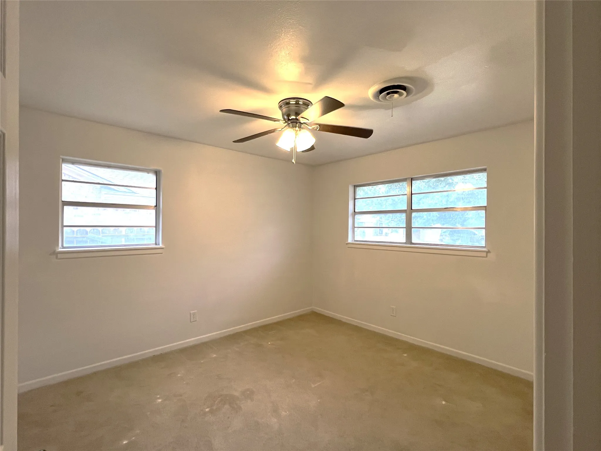 Single Family Residence For Sale in Clay County , 410 N Rosalee, Henrietta, Texas 76365, 4 Bedroom, 2 Bathroom, 1 Garage spaces, 1,449 Sqft, built in 1963, mls#21355759, Real Estate Agent in Henrietta, Homes For Sale in Clay county, Homes For Sale in Henrietta, Realtor in Henrietta Texas, Real Estate Brokerage Independent Realty Texas, Luminita Cordes Realtor