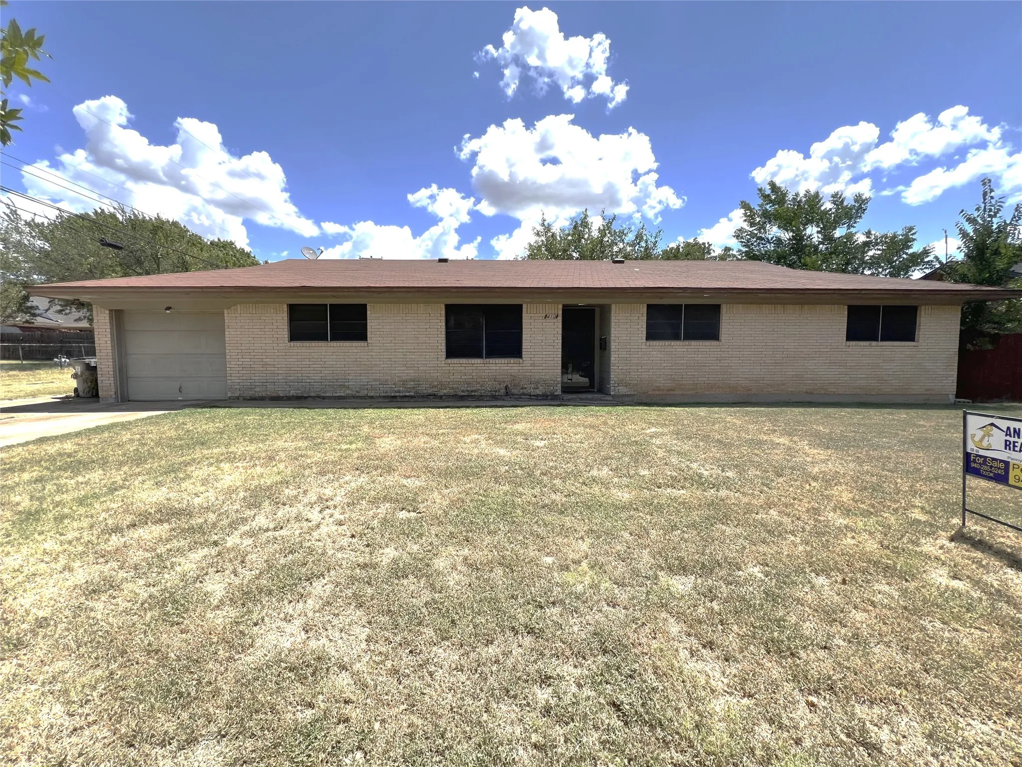 Single Family Residence For Sale in Clay County , 410 N Rosalee, Henrietta, Texas 76365, 4 Bedroom, 2 Bathroom, 1 Garage spaces, 1,449 Sqft, built in 1963, mls#21355759, Real Estate Agent in Henrietta, Homes For Sale in Clay county, Homes For Sale in Henrietta, Realtor in Henrietta Texas, Real Estate Brokerage Independent Realty Texas, Luminita Cordes Realtor