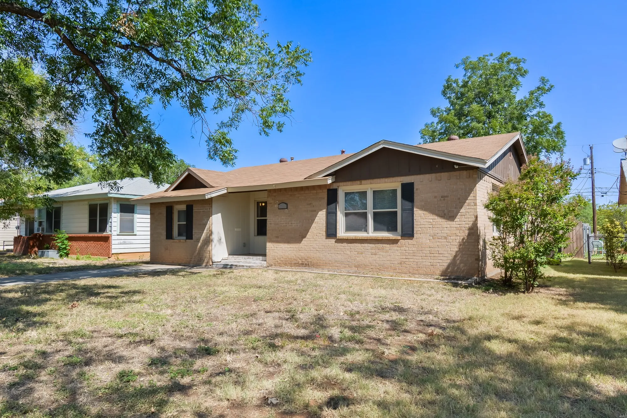 Single Family Residence For Sale in Taylor County , 2522 S 25th Street, Abilene, Texas 79605, 3 Bedroom, 2 Bathroom, 2 Garage spaces, 1,765 Sqft, built in 1956, mls#21355284, Real Estate Agent in Abilene, Homes For Sale in Taylor county, Homes For Sale in Abilene, Realtor in Abilene Texas, Real Estate Brokerage Independent Realty Texas, Luminita Cordes Realtor