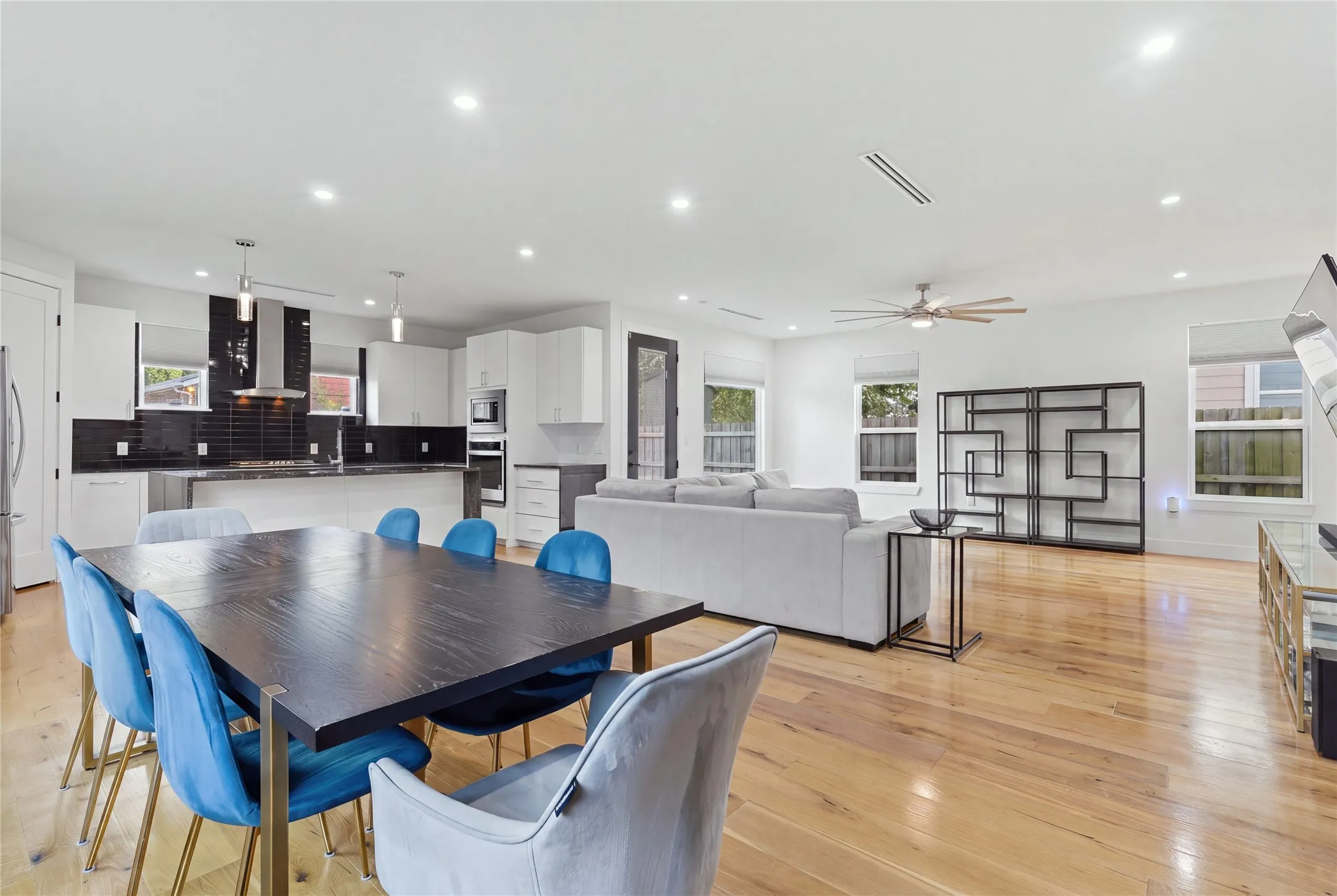 Single Family Residence For Sale in Dallas County , 1808 Shaw Street, Dallas, Texas 75212, 3 Bedroom, 3 Bathroom, 2 Garage spaces, 2,618 Sqft, built in 2019, mls#21338984, Real Estate Agent in Dallas, Homes For Sale in Dallas county, Homes For Sale in Dallas, Realtor in Dallas Texas, Real Estate Brokerage Independent Realty Texas, Luminita Cordes Realtor
