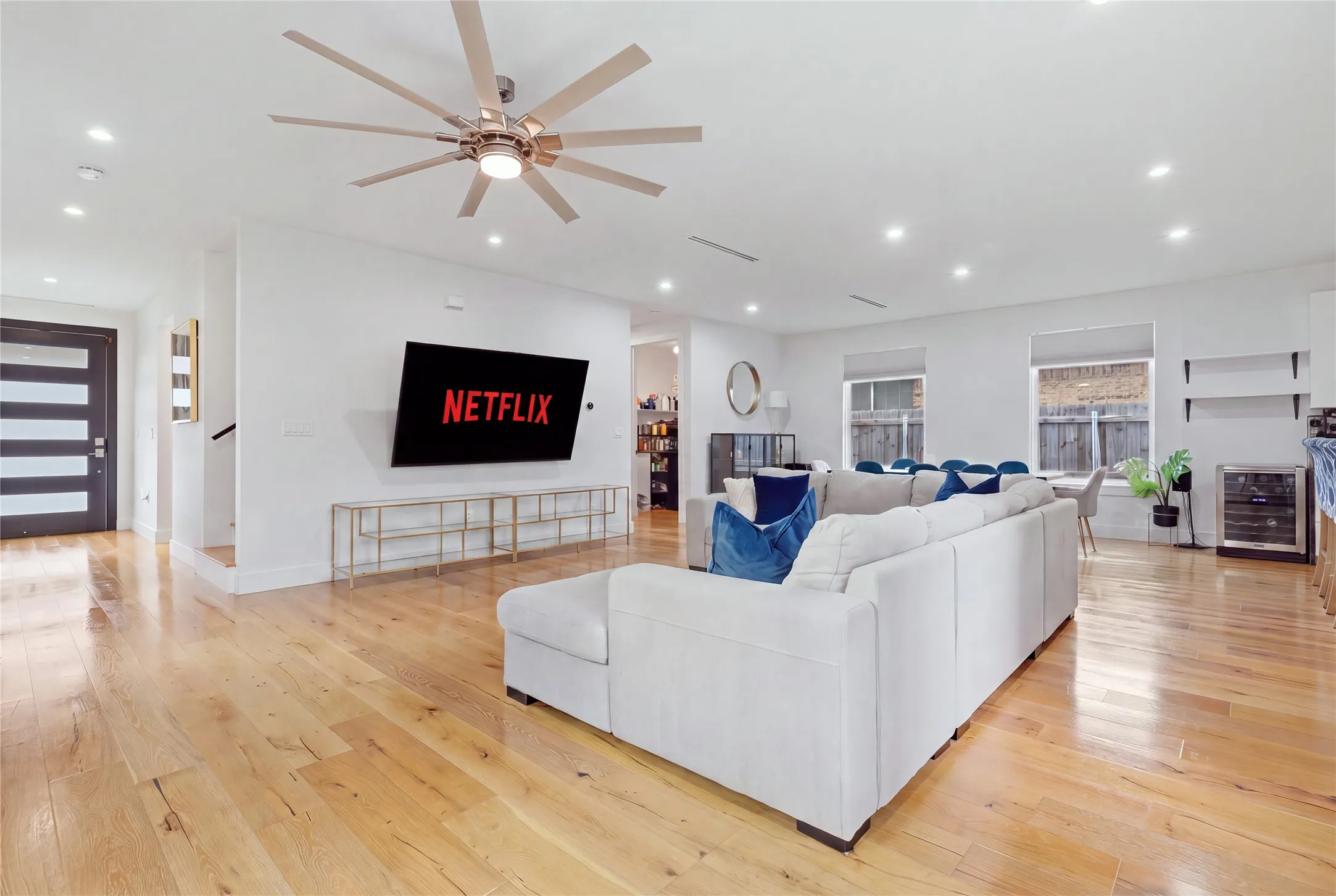 Single Family Residence For Sale in Dallas County , 1808 Shaw Street, Dallas, Texas 75212, 3 Bedroom, 3 Bathroom, 2 Garage spaces, 2,618 Sqft, built in 2019, mls#21338984, Real Estate Agent in Dallas, Homes For Sale in Dallas county, Homes For Sale in Dallas, Realtor in Dallas Texas, Real Estate Brokerage Independent Realty Texas, Luminita Cordes Realtor