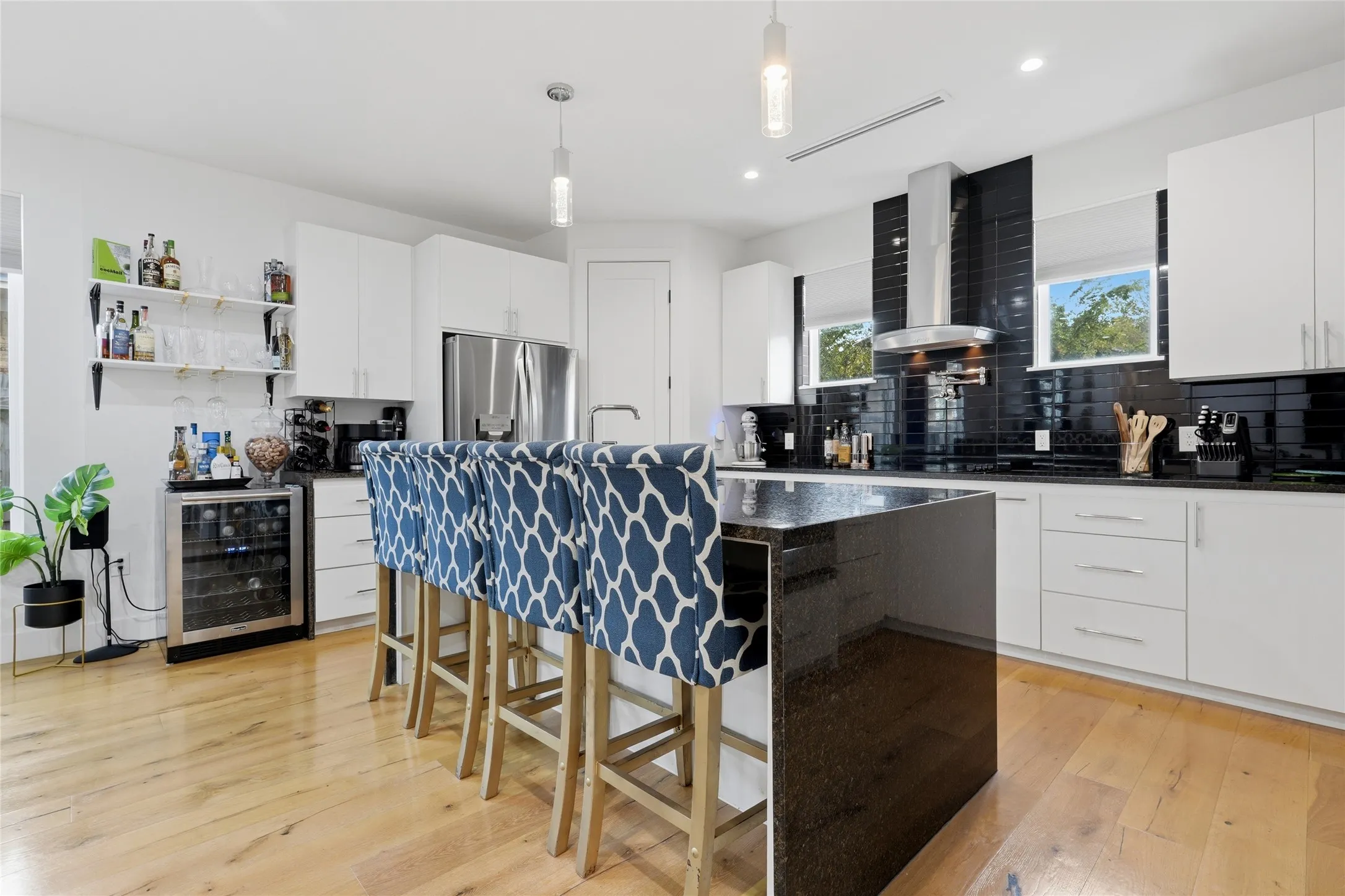 Single Family Residence For Sale in Dallas County , 1808 Shaw Street, Dallas, Texas 75212, 3 Bedroom, 3 Bathroom, 2 Garage spaces, 2,618 Sqft, built in 2019, mls#21338984, Real Estate Agent in Dallas, Homes For Sale in Dallas county, Homes For Sale in Dallas, Realtor in Dallas Texas, Real Estate Brokerage Independent Realty Texas, Luminita Cordes Realtor