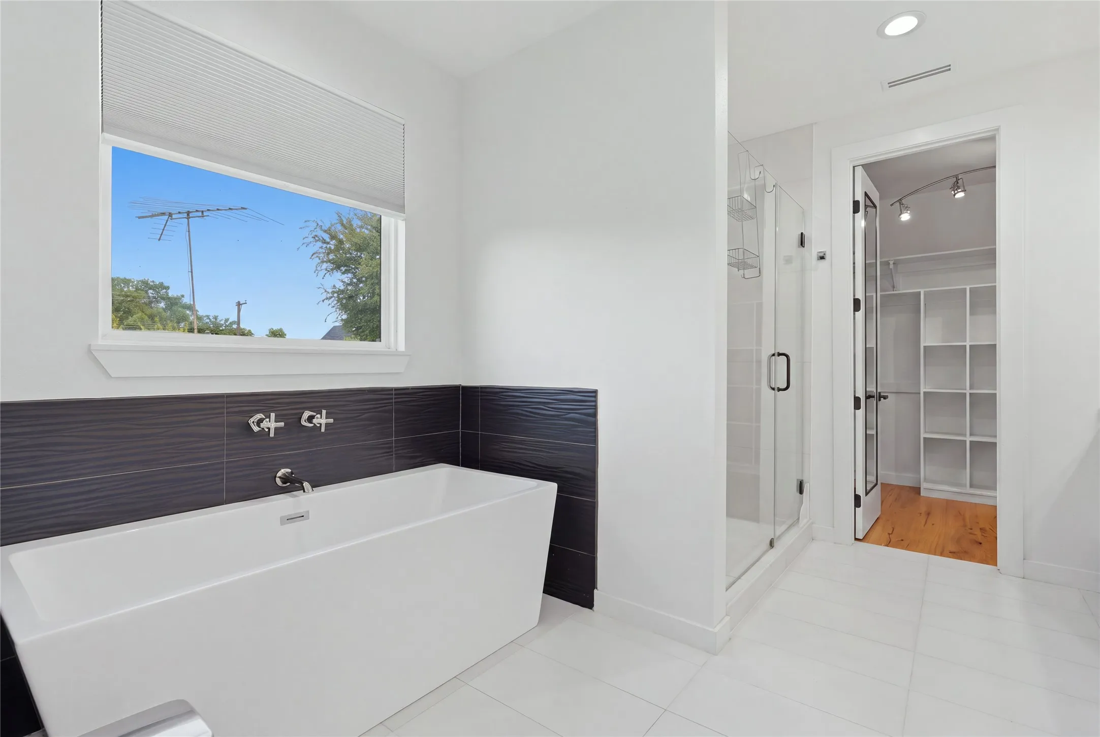 Single Family Residence For Sale in Dallas County , 1808 Shaw Street, Dallas, Texas 75212, 3 Bedroom, 3 Bathroom, 2 Garage spaces, 2,618 Sqft, built in 2019, mls#21338984, Real Estate Agent in Dallas, Homes For Sale in Dallas county, Homes For Sale in Dallas, Realtor in Dallas Texas, Real Estate Brokerage Independent Realty Texas, Luminita Cordes Realtor