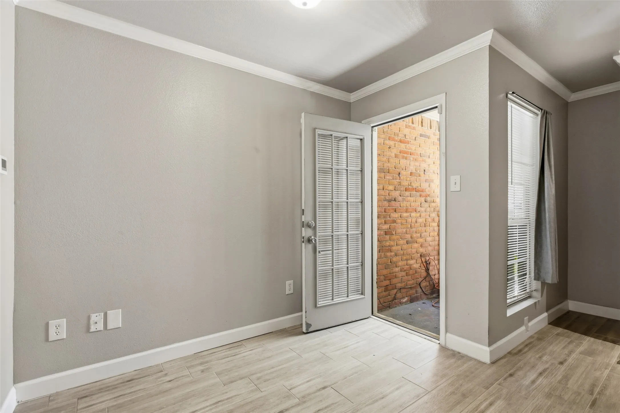 Condominium For Sale in Tarrant County , 3206 S Fielder Road 100, Arlington, Texas 76015, 2 Bedroom, 1 Bathroom, Garage spaces, 768 Sqft, built in 1983, mls#21355769, Real Estate Agent in Arlington, Homes For Sale in Tarrant county, Homes For Sale in Arlington, Realtor in Arlington Texas, Real Estate Brokerage Independent Realty Texas, Luminita Cordes Realtor