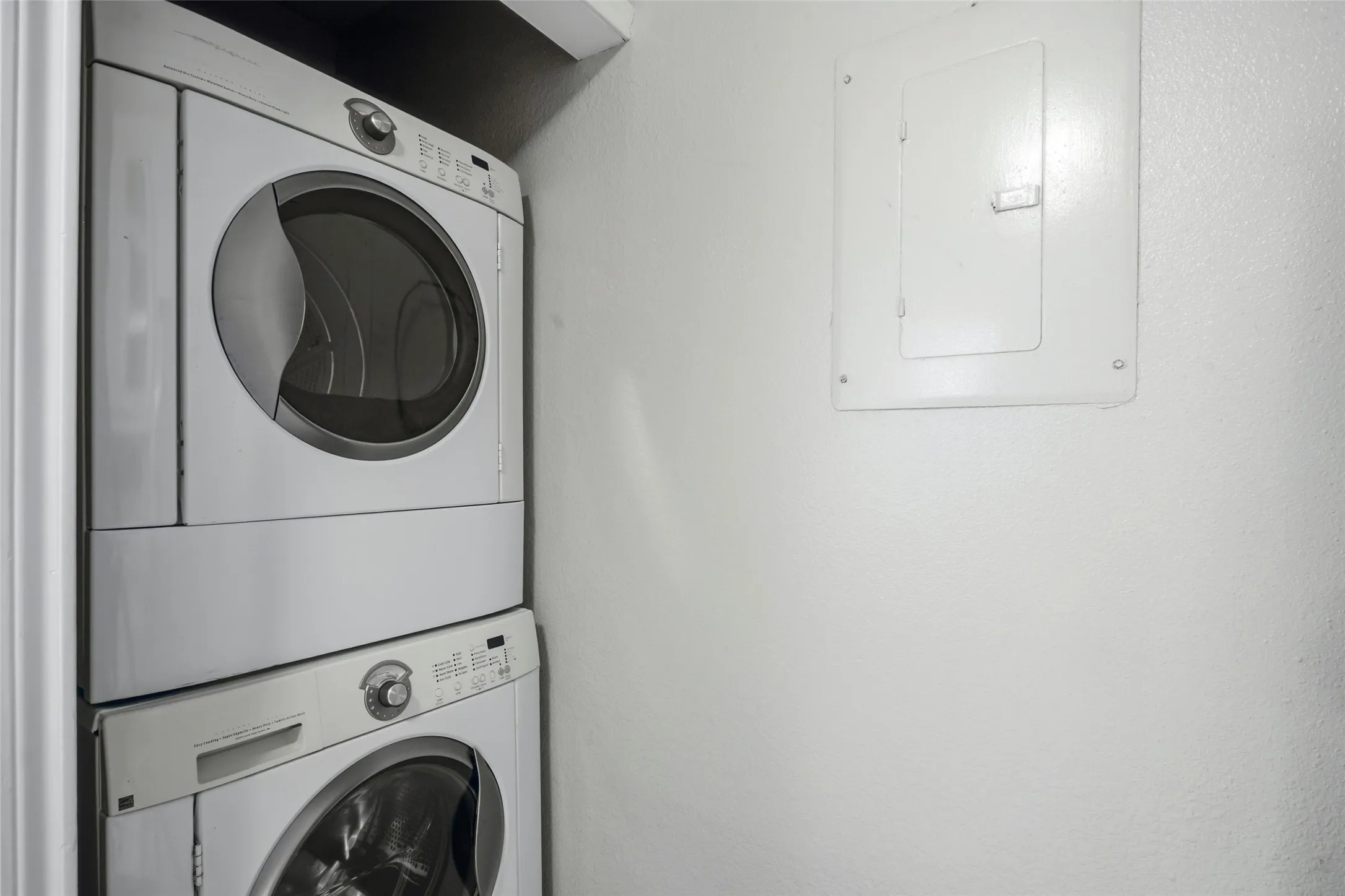 Condominium For Sale in Tarrant County , 3206 S Fielder Road 100, Arlington, Texas 76015, 2 Bedroom, 1 Bathroom, Garage spaces, 768 Sqft, built in 1983, mls#21355769, Real Estate Agent in Arlington, Homes For Sale in Tarrant county, Homes For Sale in Arlington, Realtor in Arlington Texas, Real Estate Brokerage Independent Realty Texas, Luminita Cordes Realtor