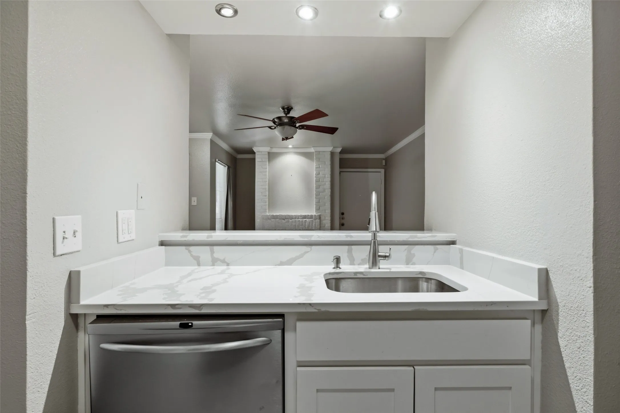 Condominium For Sale in Tarrant County , 3206 S Fielder Road 100, Arlington, Texas 76015, 2 Bedroom, 1 Bathroom, Garage spaces, 768 Sqft, built in 1983, mls#21355769, Real Estate Agent in Arlington, Homes For Sale in Tarrant county, Homes For Sale in Arlington, Realtor in Arlington Texas, Real Estate Brokerage Independent Realty Texas, Luminita Cordes Realtor