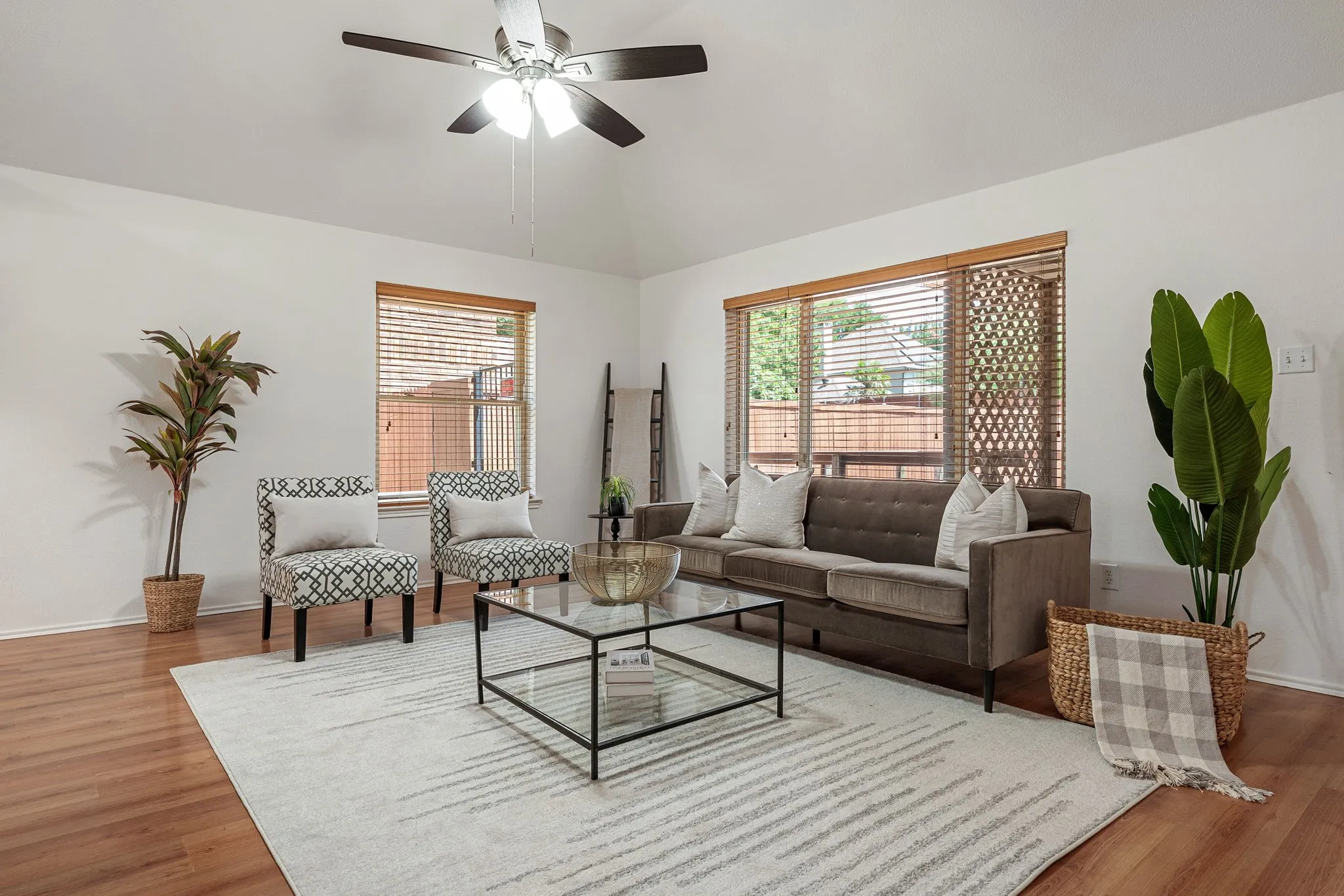 Single Family Residence For Sale in Dallas County , 467 Grace Lane, Coppell, Texas 75019, 2 Bedroom, 1 Bathroom, 1 Garage spaces, 1,045 Sqft, built in 1986, mls#21355557, Real Estate Agent in Coppell, Homes For Sale in Dallas county, Homes For Sale in Coppell, Realtor in Coppell Texas, Real Estate Brokerage Independent Realty Texas, Luminita Cordes Realtor