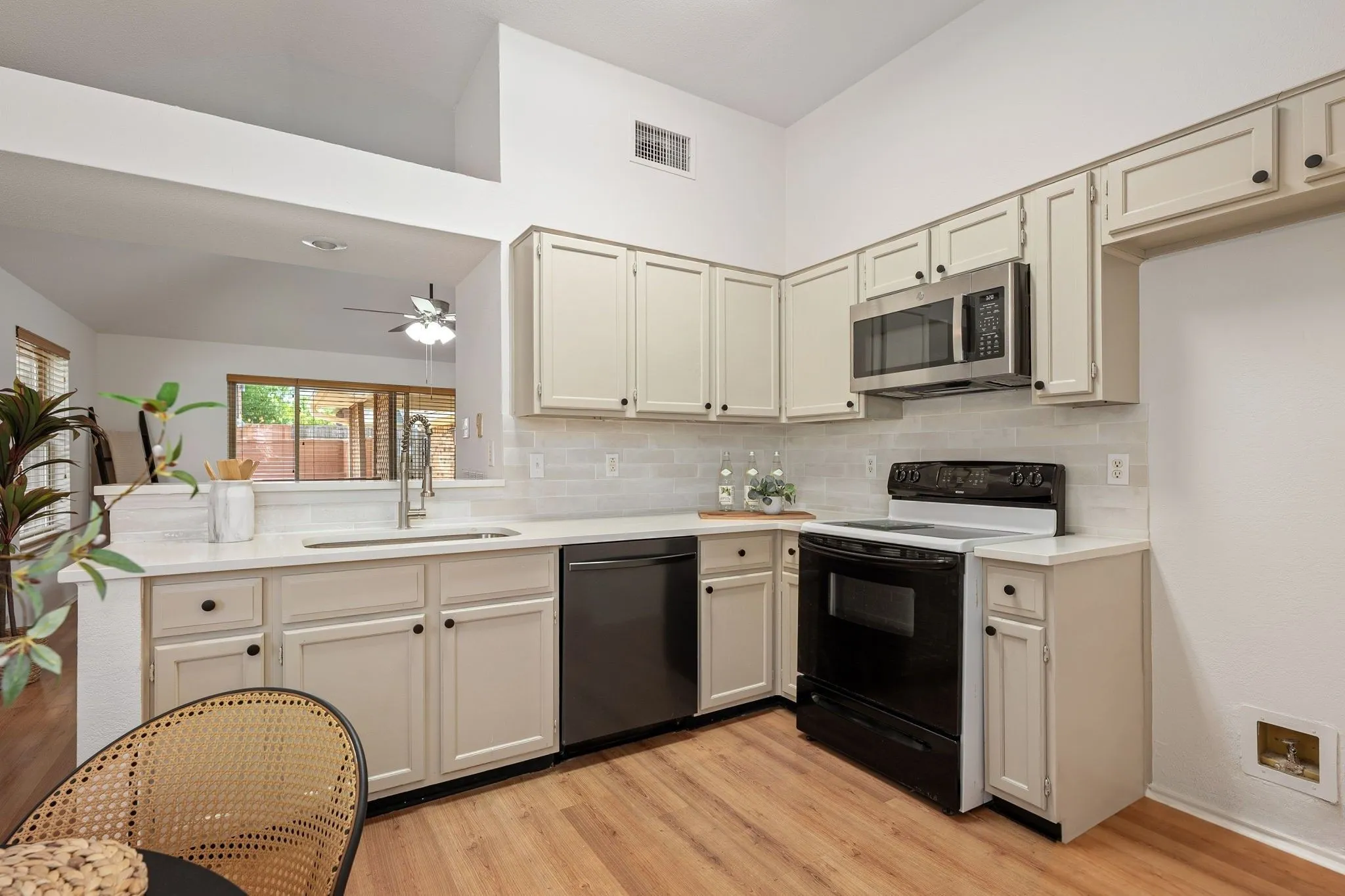 Single Family Residence For Sale in Dallas County , 467 Grace Lane, Coppell, Texas 75019, 2 Bedroom, 1 Bathroom, 1 Garage spaces, 1,045 Sqft, built in 1986, mls#21355557, Real Estate Agent in Coppell, Homes For Sale in Dallas county, Homes For Sale in Coppell, Realtor in Coppell Texas, Real Estate Brokerage Independent Realty Texas, Luminita Cordes Realtor