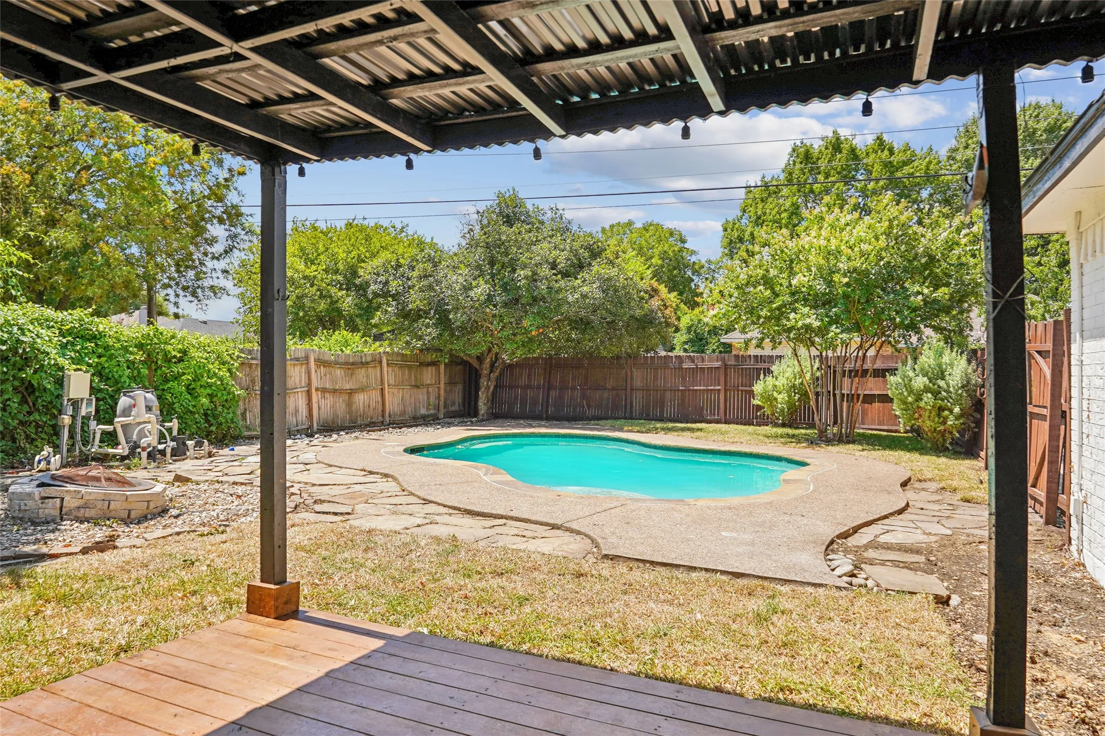 Single Family Residence For Sale in Dallas County , 3113 Princewood Drive, Garland, Texas 75040, 4 Bedroom, 2 Bathroom, 2 Garage spaces, 1,812 Sqft, built in 1986, mls#21351161, Real Estate Agent in Garland, Homes For Sale in Dallas county, Homes For Sale in Garland, Realtor in Garland Texas, Real Estate Brokerage Independent Realty Texas, Luminita Cordes Realtor