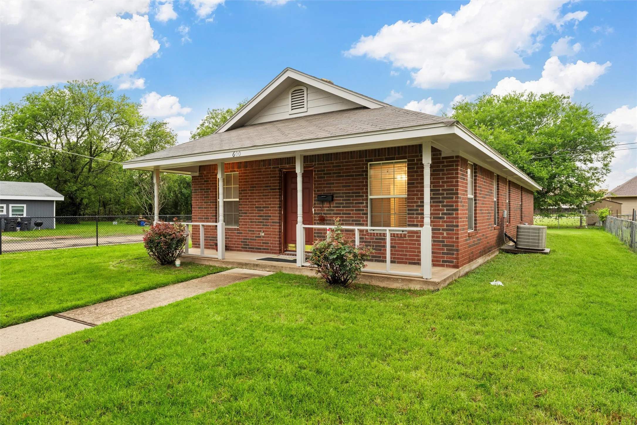 Single Family Residence For Sale in Mc Lennan County , 600 Calumet Street, Waco, Texas 76704, 3 Bedroom, 2 Bathroom, 1 Garage spaces, 1,100 Sqft, built in 2003, mls#21355789, Real Estate Agent in Waco, Homes For Sale in Mc Lennan county, Homes For Sale in Waco, Realtor in Waco Texas, Real Estate Brokerage Independent Realty Texas, Luminita Cordes Realtor