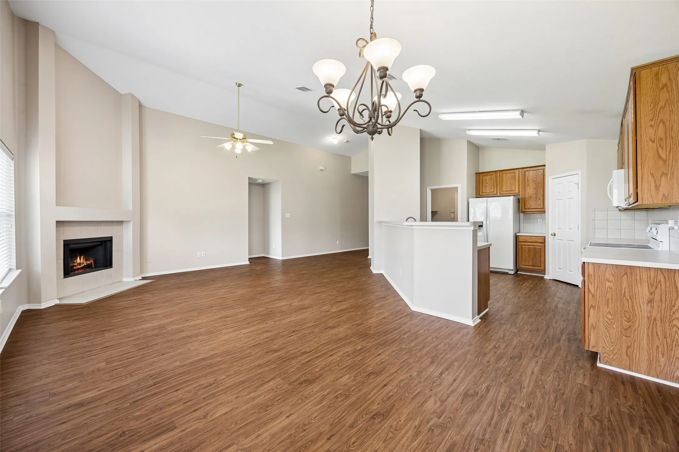 Single Family Residence For Sale in Tarrant County , 505 Cassia Way, Arlington, Texas 76002, 3 Bedroom, 2 Bathroom, 2 Garage spaces, 1,747 Sqft, built in 2003, mls#21334271, Real Estate Agent in Arlington, Homes For Sale in Tarrant county, Homes For Sale in Arlington, Realtor in Arlington Texas, Real Estate Brokerage Independent Realty Texas, Luminita Cordes Realtor