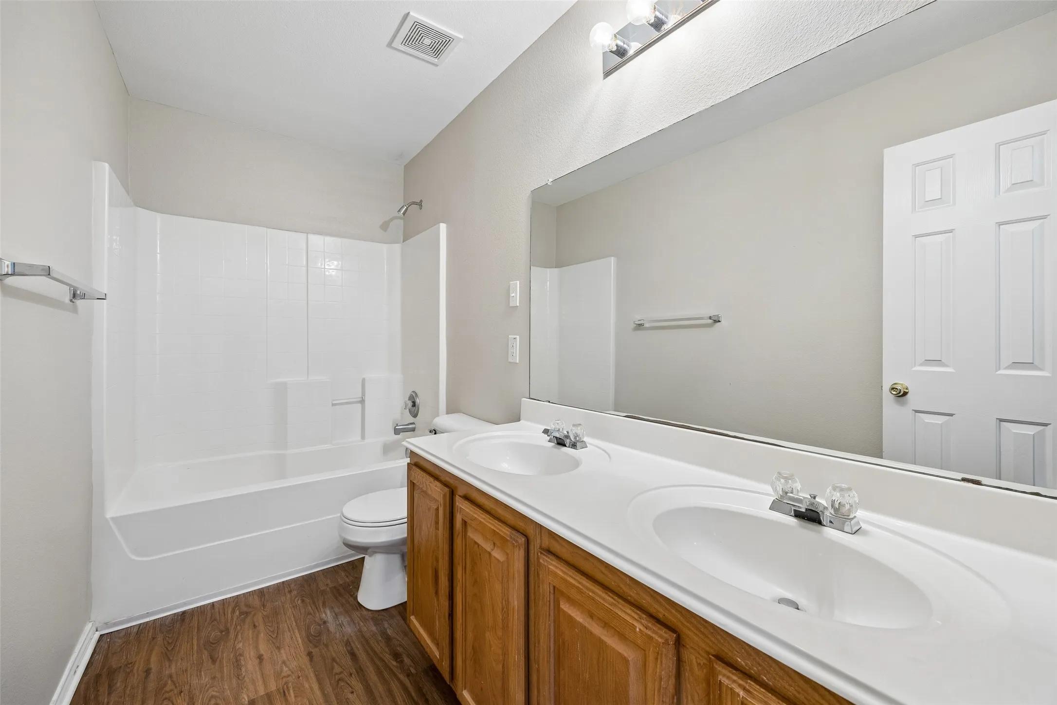 Single Family Residence For Sale in Tarrant County , 505 Cassia Way, Arlington, Texas 76002, 3 Bedroom, 2 Bathroom, 2 Garage spaces, 1,747 Sqft, built in 2003, mls#21334271, Real Estate Agent in Arlington, Homes For Sale in Tarrant county, Homes For Sale in Arlington, Realtor in Arlington Texas, Real Estate Brokerage Independent Realty Texas, Luminita Cordes Realtor