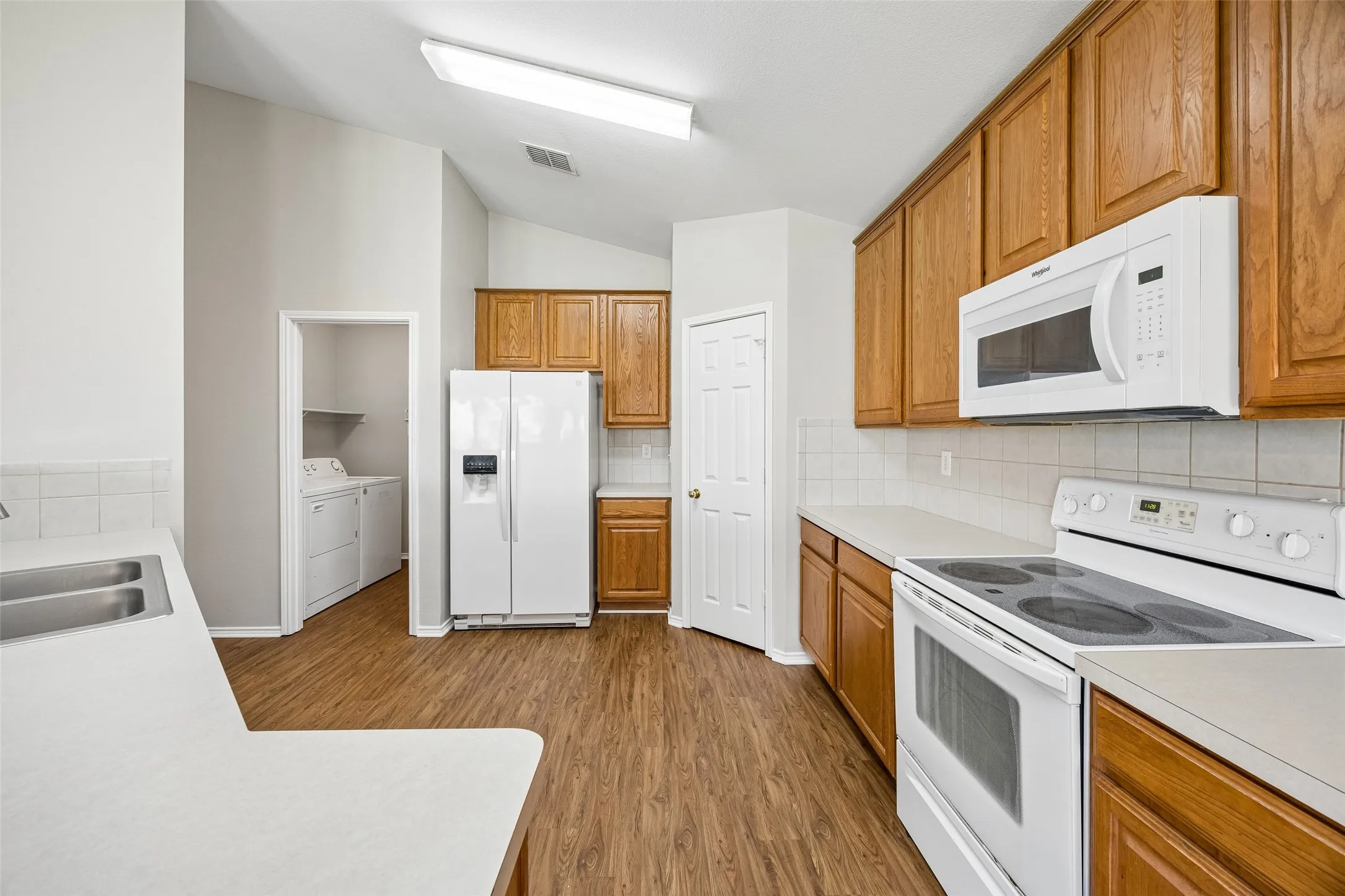 Single Family Residence For Sale in Tarrant County , 505 Cassia Way, Arlington, Texas 76002, 3 Bedroom, 2 Bathroom, 2 Garage spaces, 1,747 Sqft, built in 2003, mls#21334271, Real Estate Agent in Arlington, Homes For Sale in Tarrant county, Homes For Sale in Arlington, Realtor in Arlington Texas, Real Estate Brokerage Independent Realty Texas, Luminita Cordes Realtor