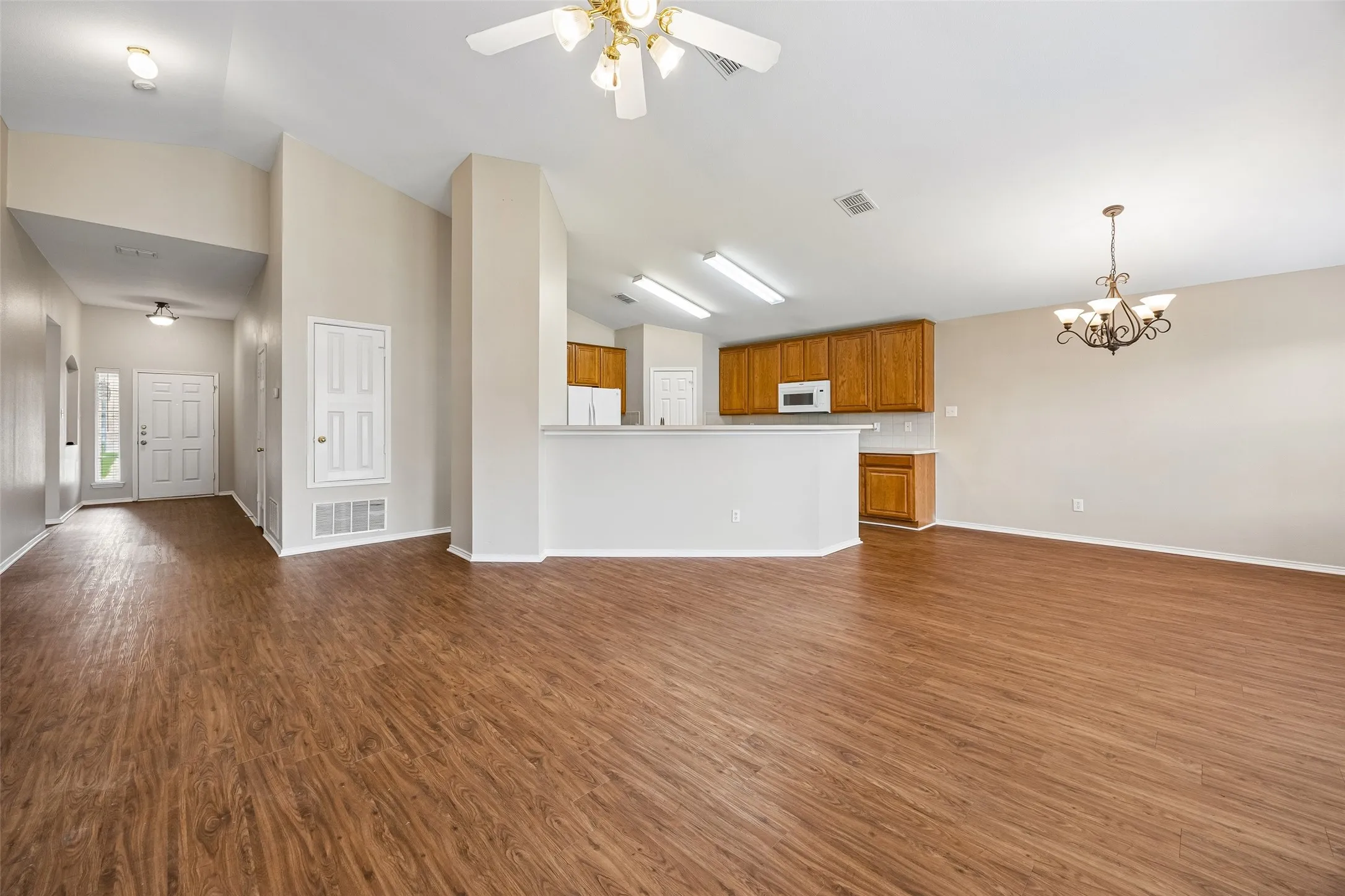 Single Family Residence For Sale in Tarrant County , 505 Cassia Way, Arlington, Texas 76002, 3 Bedroom, 2 Bathroom, 2 Garage spaces, 1,747 Sqft, built in 2003, mls#21334271, Real Estate Agent in Arlington, Homes For Sale in Tarrant county, Homes For Sale in Arlington, Realtor in Arlington Texas, Real Estate Brokerage Independent Realty Texas, Luminita Cordes Realtor