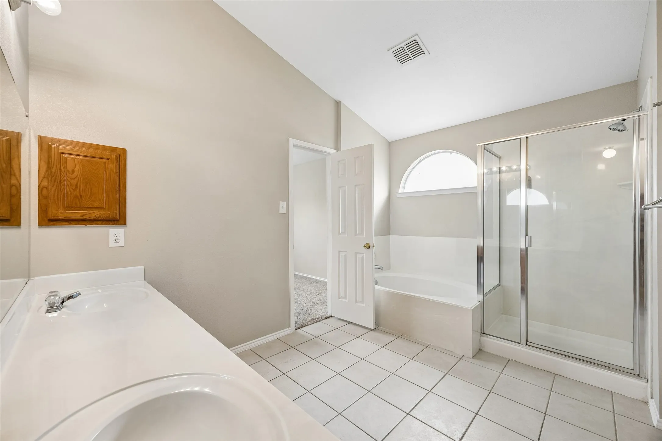 Single Family Residence For Sale in Tarrant County , 505 Cassia Way, Arlington, Texas 76002, 3 Bedroom, 2 Bathroom, 2 Garage spaces, 1,747 Sqft, built in 2003, mls#21334271, Real Estate Agent in Arlington, Homes For Sale in Tarrant county, Homes For Sale in Arlington, Realtor in Arlington Texas, Real Estate Brokerage Independent Realty Texas, Luminita Cordes Realtor