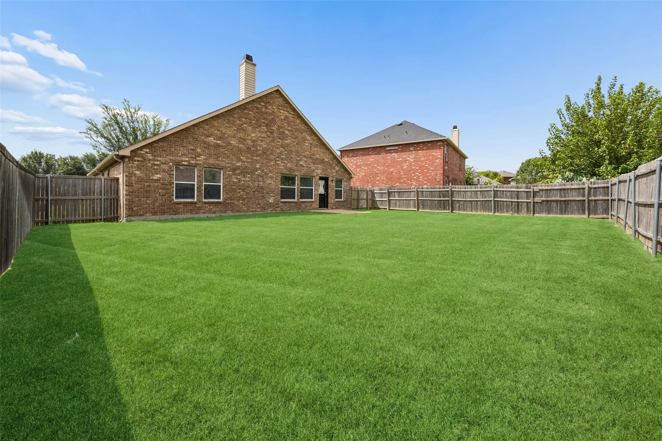 Single Family Residence For Sale in Tarrant County , 505 Cassia Way, Arlington, Texas 76002, 3 Bedroom, 2 Bathroom, 2 Garage spaces, 1,747 Sqft, built in 2003, mls#21334271, Real Estate Agent in Arlington, Homes For Sale in Tarrant county, Homes For Sale in Arlington, Realtor in Arlington Texas, Real Estate Brokerage Independent Realty Texas, Luminita Cordes Realtor