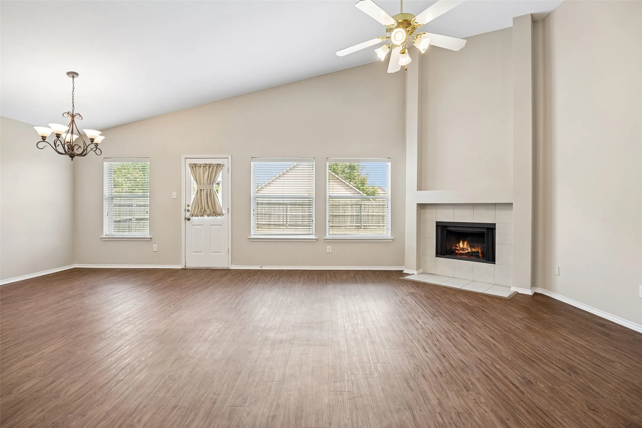 Single Family Residence For Sale in Tarrant County , 505 Cassia Way, Arlington, Texas 76002, 3 Bedroom, 2 Bathroom, 2 Garage spaces, 1,747 Sqft, built in 2003, mls#21334271, Real Estate Agent in Arlington, Homes For Sale in Tarrant county, Homes For Sale in Arlington, Realtor in Arlington Texas, Real Estate Brokerage Independent Realty Texas, Luminita Cordes Realtor
