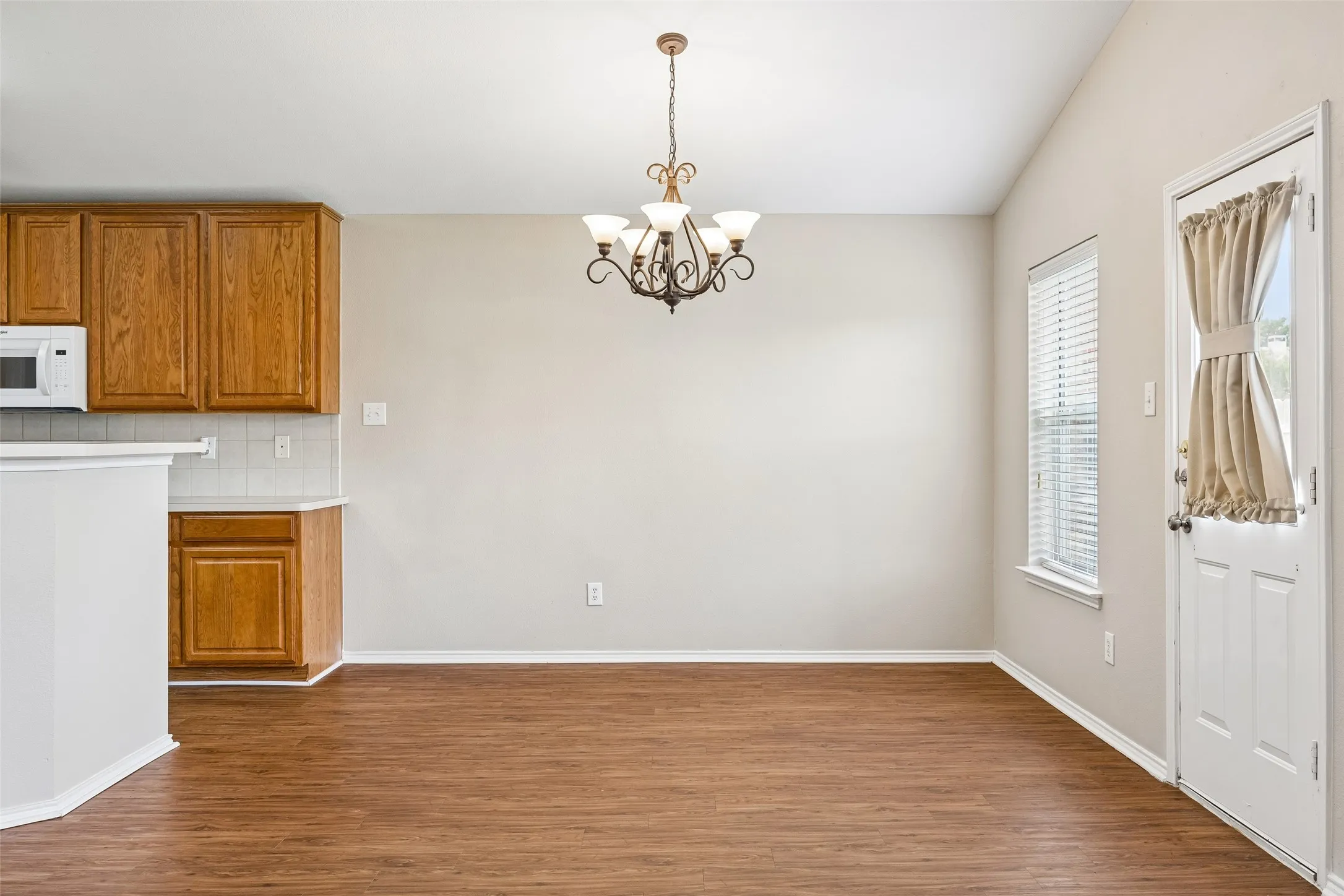 Single Family Residence For Sale in Tarrant County , 505 Cassia Way, Arlington, Texas 76002, 3 Bedroom, 2 Bathroom, 2 Garage spaces, 1,747 Sqft, built in 2003, mls#21334271, Real Estate Agent in Arlington, Homes For Sale in Tarrant county, Homes For Sale in Arlington, Realtor in Arlington Texas, Real Estate Brokerage Independent Realty Texas, Luminita Cordes Realtor