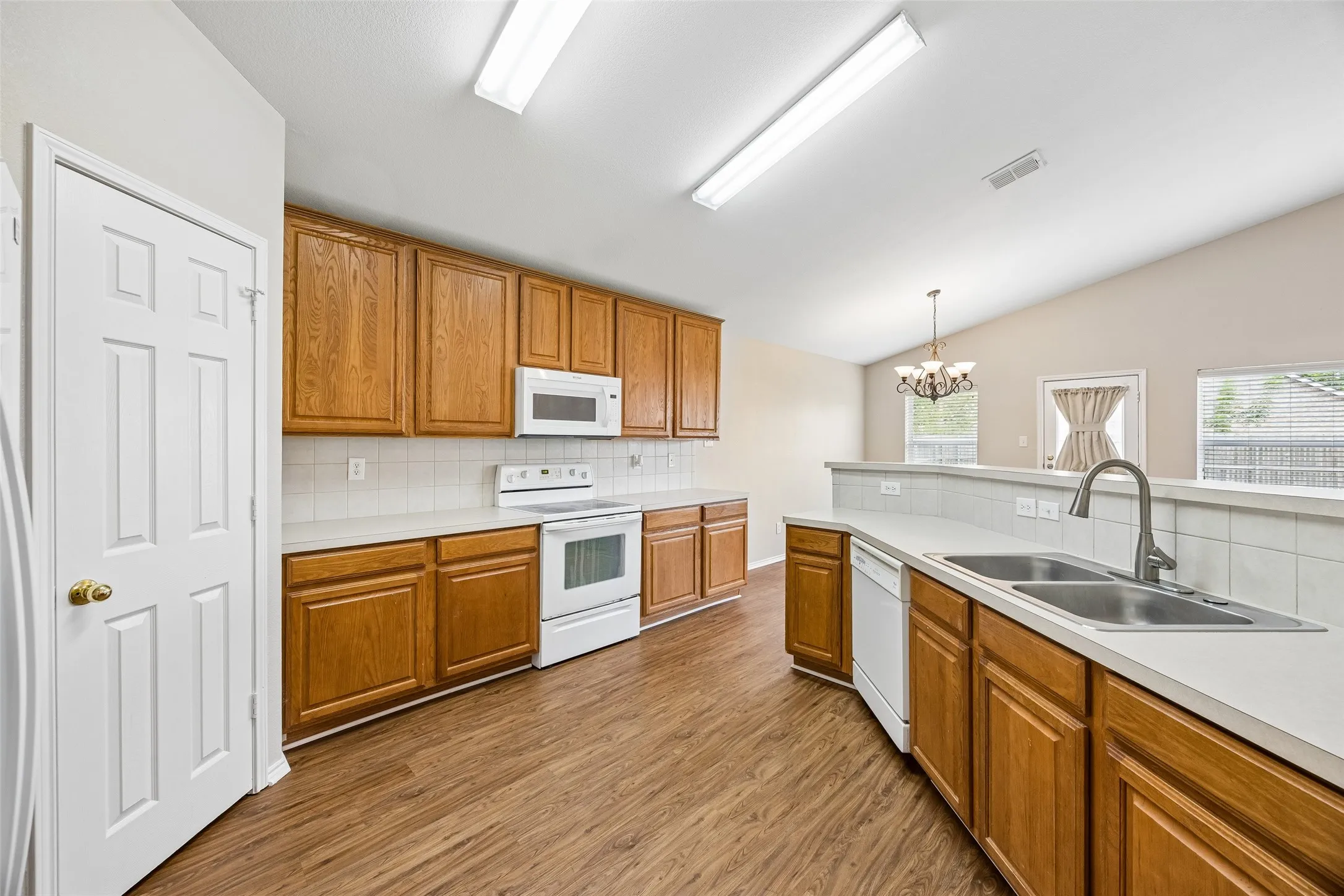 Single Family Residence For Sale in Tarrant County , 505 Cassia Way, Arlington, Texas 76002, 3 Bedroom, 2 Bathroom, 2 Garage spaces, 1,747 Sqft, built in 2003, mls#21334271, Real Estate Agent in Arlington, Homes For Sale in Tarrant county, Homes For Sale in Arlington, Realtor in Arlington Texas, Real Estate Brokerage Independent Realty Texas, Luminita Cordes Realtor