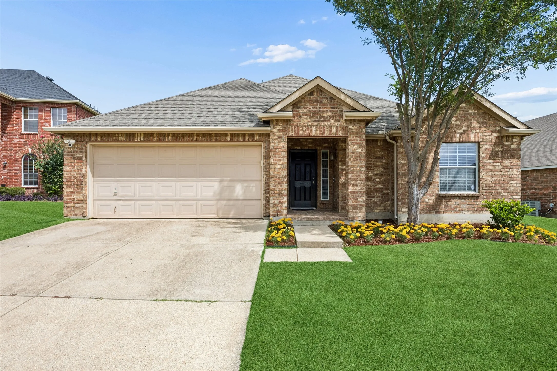 Single Family Residence For Sale in Tarrant County , 505 Cassia Way, Arlington, Texas 76002, 3 Bedroom, 2 Bathroom, 2 Garage spaces, 1,747 Sqft, built in 2003, mls#21334271, Real Estate Agent in Arlington, Homes For Sale in Tarrant county, Homes For Sale in Arlington, Realtor in Arlington Texas, Real Estate Brokerage Independent Realty Texas, Luminita Cordes Realtor