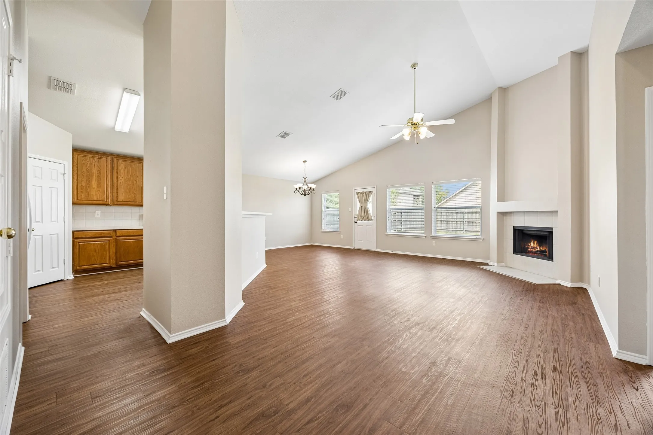 Single Family Residence For Sale in Tarrant County , 505 Cassia Way, Arlington, Texas 76002, 3 Bedroom, 2 Bathroom, 2 Garage spaces, 1,747 Sqft, built in 2003, mls#21334271, Real Estate Agent in Arlington, Homes For Sale in Tarrant county, Homes For Sale in Arlington, Realtor in Arlington Texas, Real Estate Brokerage Independent Realty Texas, Luminita Cordes Realtor