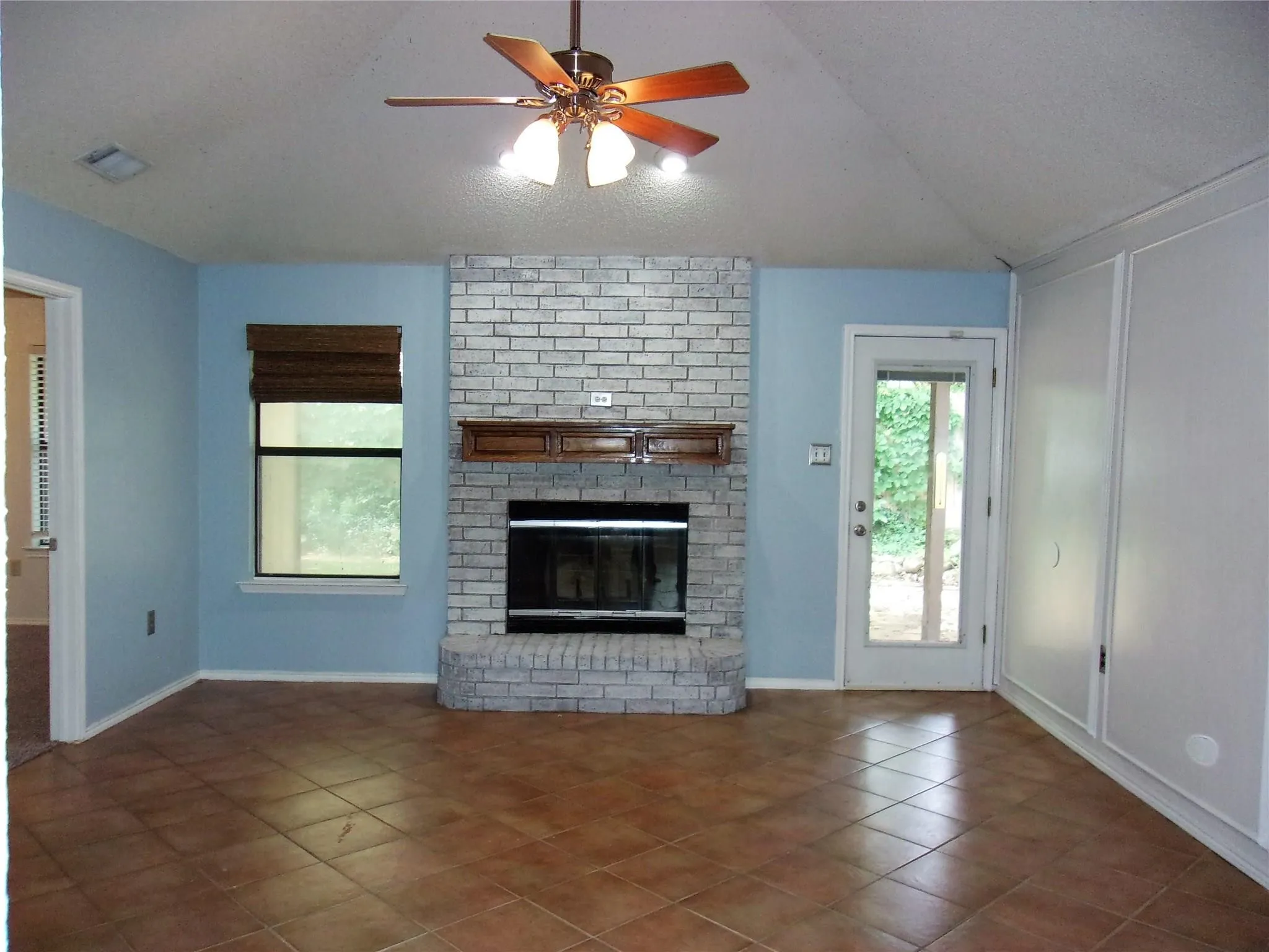 Single Family Residence For Rent in Tarrant County , 4200 Rye Glen Drive, Arlington, Texas 76017, 3 Bedroom, 2 Bathroom, 2 Garage spaces, 1,558 Sqft, built in 1985, mls#21355748, Real Estate Agent in Arlington, Homes For Rent in Tarrant county, Homes For Rent in Arlington, Realtor in Arlington Texas, Real Estate Brokerage Independent Realty Texas, Luminita Cordes Realtor