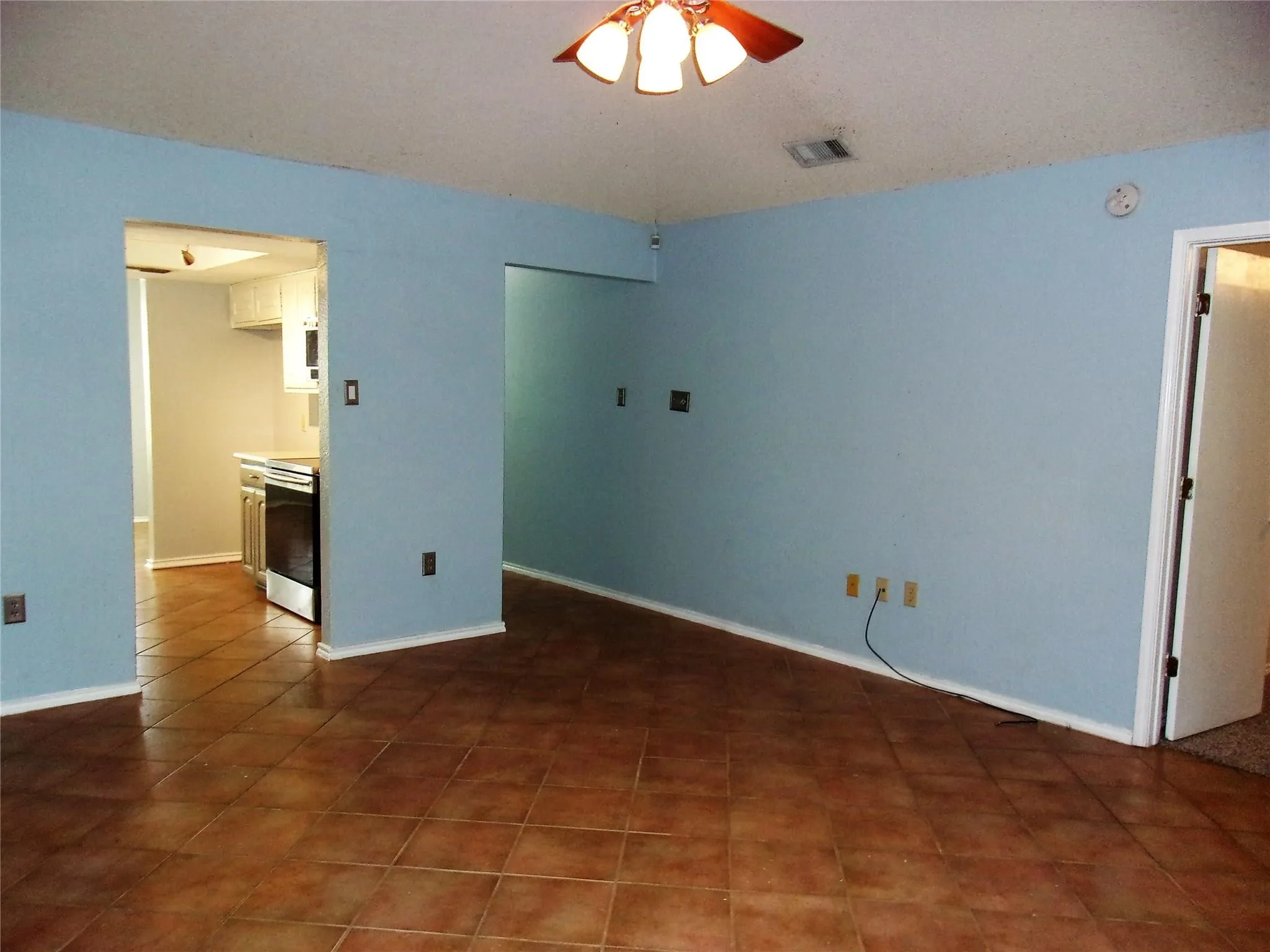 Single Family Residence For Rent in Tarrant County , 4200 Rye Glen Drive, Arlington, Texas 76017, 3 Bedroom, 2 Bathroom, 2 Garage spaces, 1,558 Sqft, built in 1985, mls#21355748, Real Estate Agent in Arlington, Homes For Rent in Tarrant county, Homes For Rent in Arlington, Realtor in Arlington Texas, Real Estate Brokerage Independent Realty Texas, Luminita Cordes Realtor