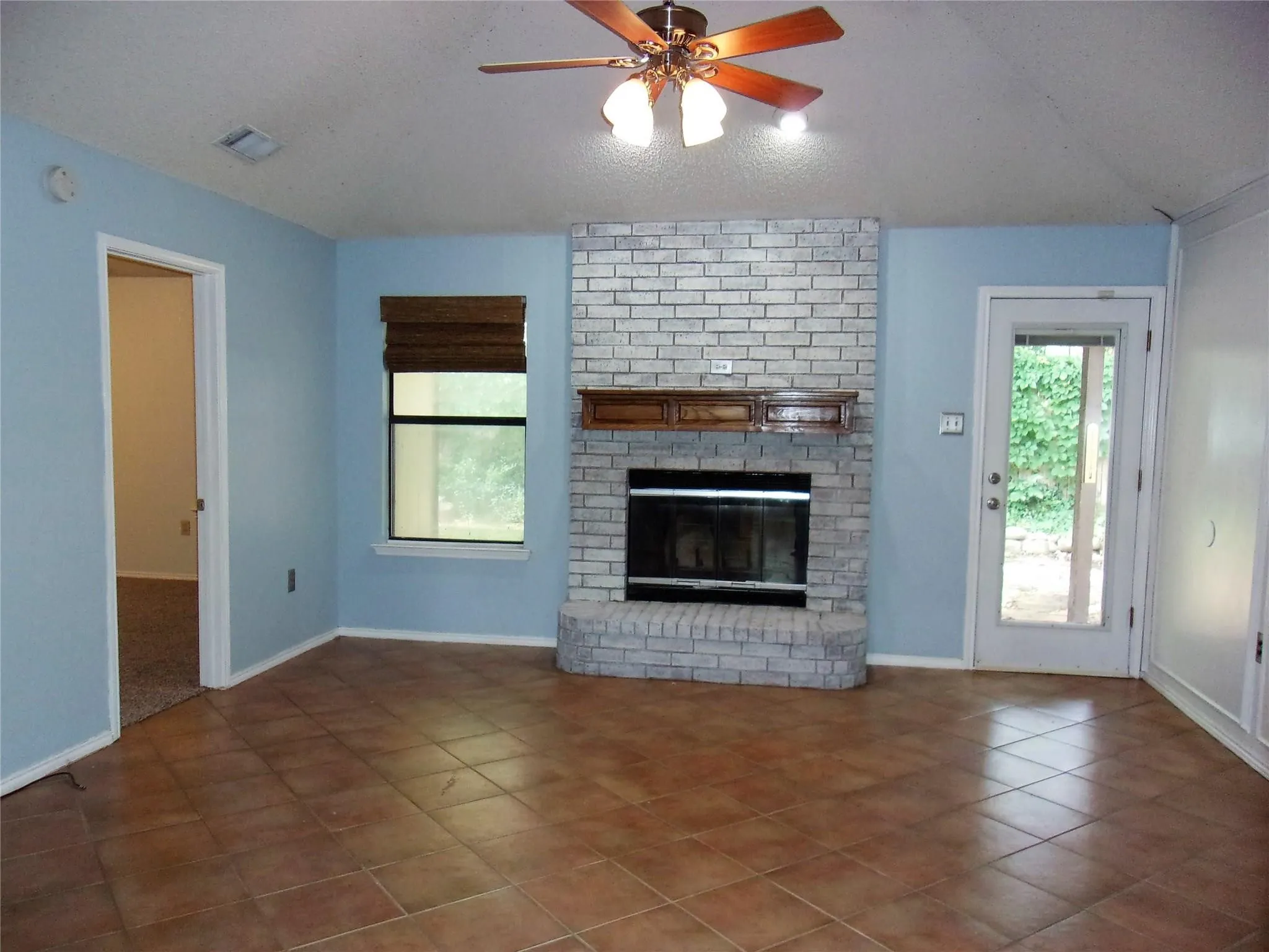 Single Family Residence For Rent in Tarrant County , 4200 Rye Glen Drive, Arlington, Texas 76017, 3 Bedroom, 2 Bathroom, 2 Garage spaces, 1,558 Sqft, built in 1985, mls#21355748, Real Estate Agent in Arlington, Homes For Rent in Tarrant county, Homes For Rent in Arlington, Realtor in Arlington Texas, Real Estate Brokerage Independent Realty Texas, Luminita Cordes Realtor