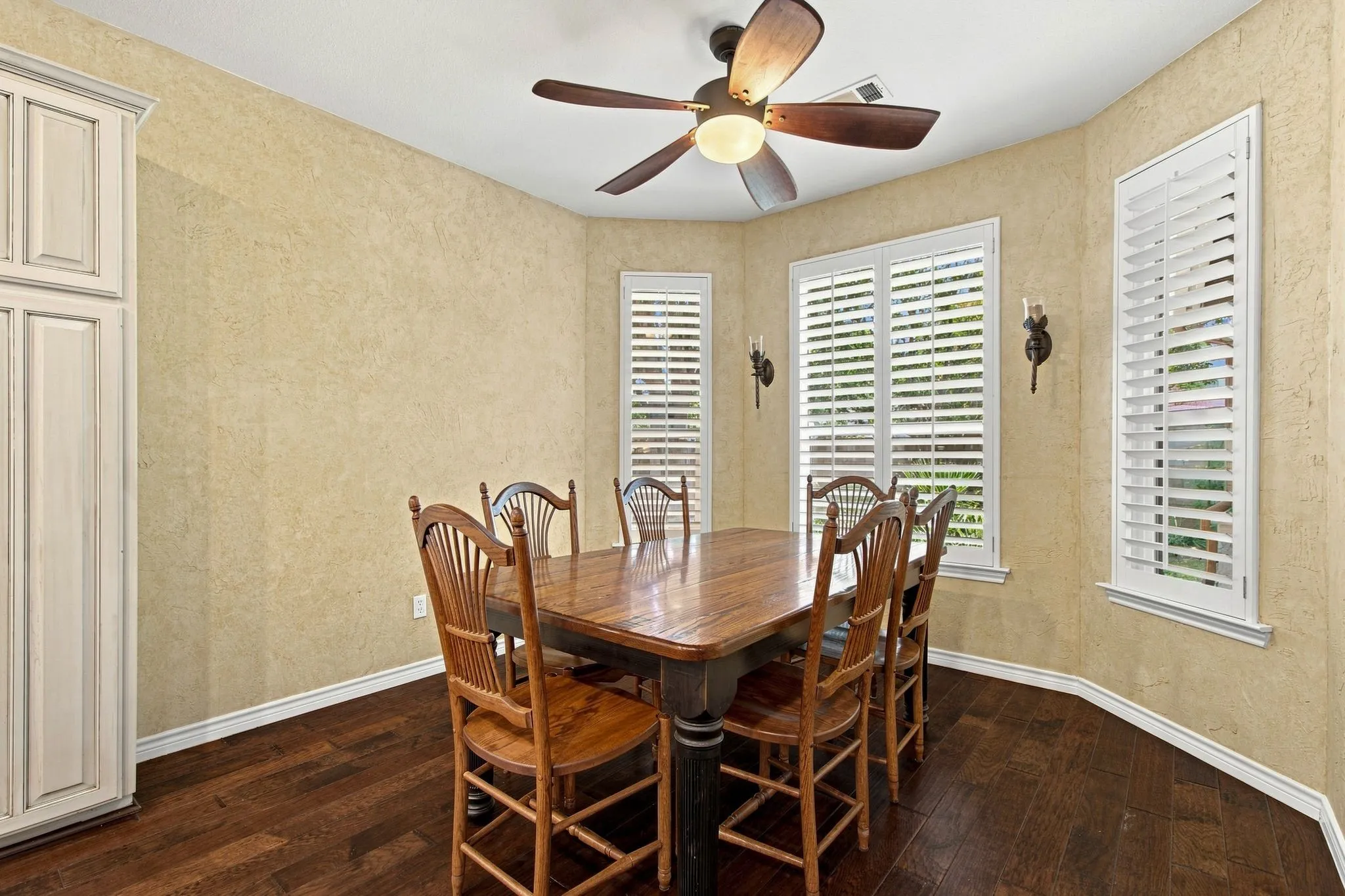 Light and bright breakfast room.