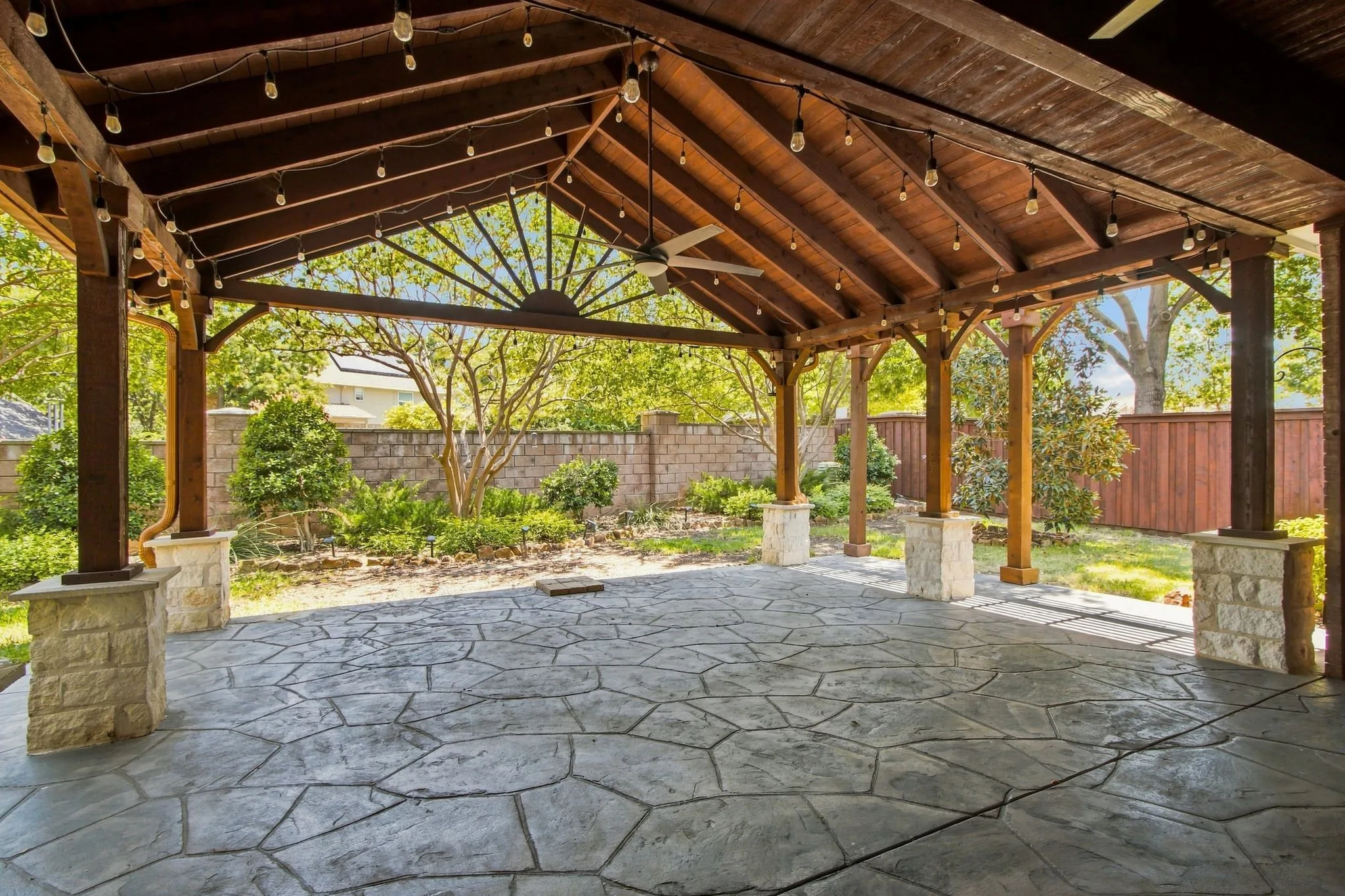 Single Family Residence For Sale in Tarrant County , 2620 Heather Brook Court, Bedford, Texas 76021, 4 Bedroom, 3 Bathroom, 2 Garage spaces, 2,594 Sqft, built in 1994, mls#21355351, Real Estate Agent in Bedford, Homes For Sale in Tarrant county, Homes For Sale in Bedford, Realtor in Bedford Texas, Real Estate Brokerage Independent Realty Texas, Luminita Cordes Realtor
