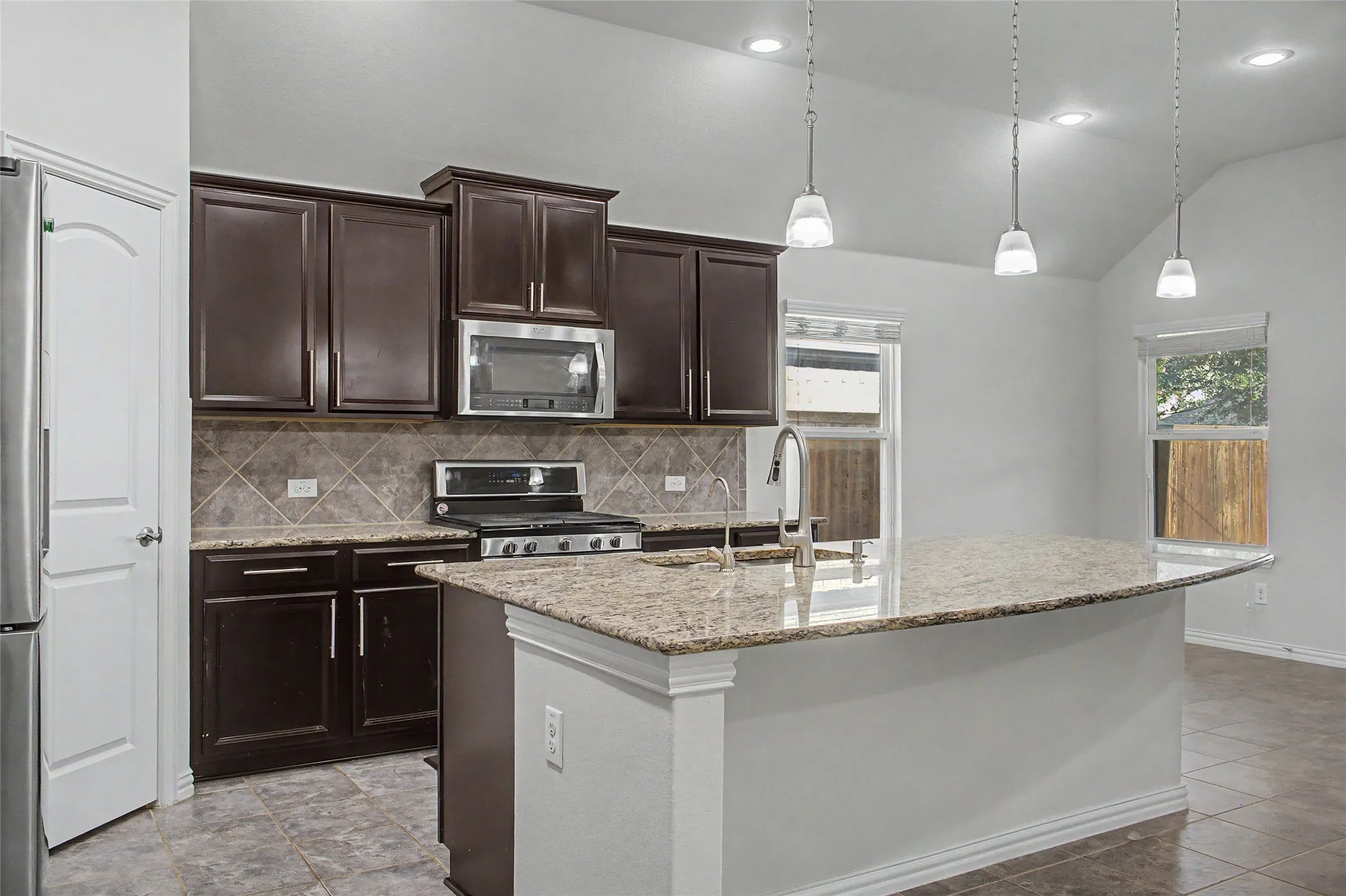 Single Family Residence For Rent in Denton County , 2348 Candler Club Way, Little Elm, Texas 75068, 4 Bedroom, 2 Bathroom, 2 Garage spaces, 2,171 Sqft, built in 2016, mls#21355810, Real Estate Agent in Little Elm, Homes For Rent in Denton county, Homes For Rent in Little Elm, Realtor in Little Elm Texas, Real Estate Brokerage Independent Realty Texas, Luminita Cordes Realtor
