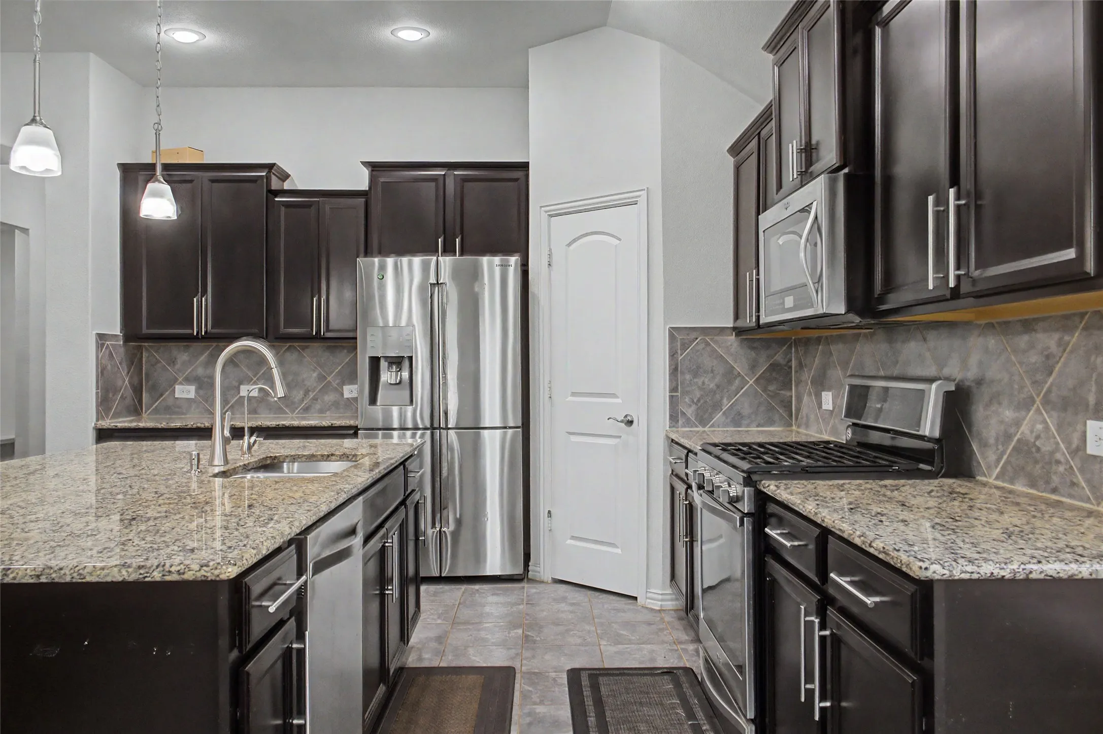 Single Family Residence For Rent in Denton County , 2348 Candler Club Way, Little Elm, Texas 75068, 4 Bedroom, 2 Bathroom, 2 Garage spaces, 2,171 Sqft, built in 2016, mls#21355810, Real Estate Agent in Little Elm, Homes For Rent in Denton county, Homes For Rent in Little Elm, Realtor in Little Elm Texas, Real Estate Brokerage Independent Realty Texas, Luminita Cordes Realtor