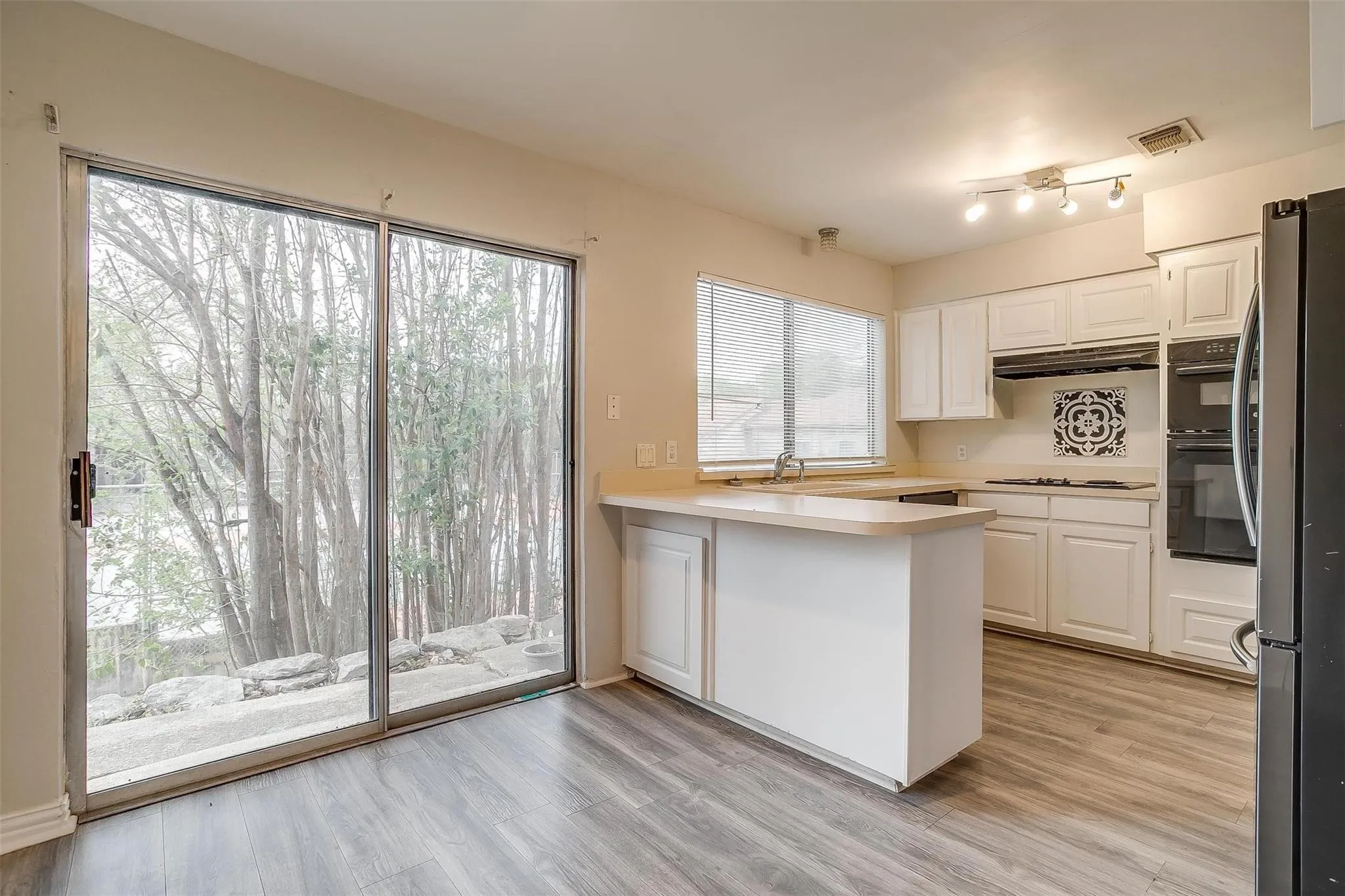 Townhouse For Rent in Tarrant County , 5947 Chimney Wood Circle, Fort Worth, Texas 76112, 3 Bedroom, 2 Bathroom, 2 Garage spaces, 1,476 Sqft, built in 1980, mls#21355766, Real Estate Agent in Fort Worth, Homes For Rent in Tarrant county, Homes For Rent in Fort Worth, Realtor in Fort Worth Texas, Real Estate Brokerage Independent Realty Texas, Luminita Cordes Realtor
