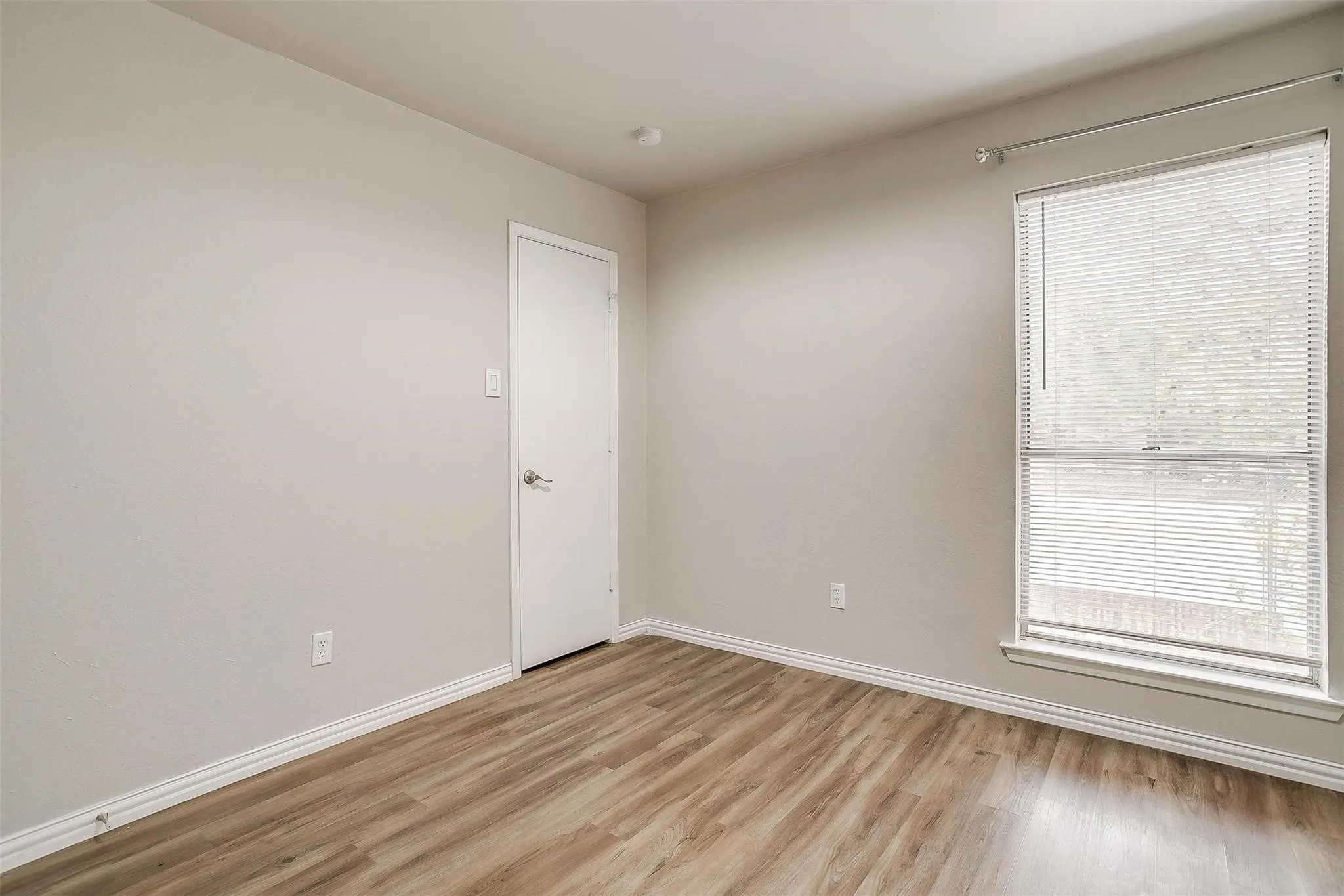 Townhouse For Rent in Tarrant County , 5947 Chimney Wood Circle, Fort Worth, Texas 76112, 3 Bedroom, 2 Bathroom, 2 Garage spaces, 1,476 Sqft, built in 1980, mls#21355766, Real Estate Agent in Fort Worth, Homes For Rent in Tarrant county, Homes For Rent in Fort Worth, Realtor in Fort Worth Texas, Real Estate Brokerage Independent Realty Texas, Luminita Cordes Realtor